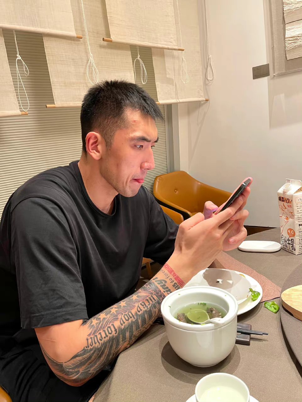 从陶汉林女朋友的微博中可以看到,陶汉林明显在手臂上纹上了纹身.