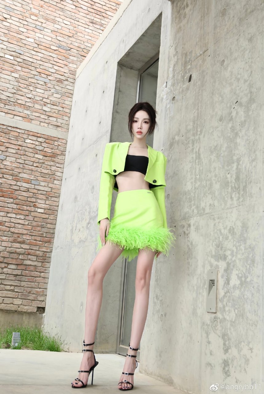 新疆男篮球员齐麟的女友在社交媒体晒出自己的照片,不知道是p过了