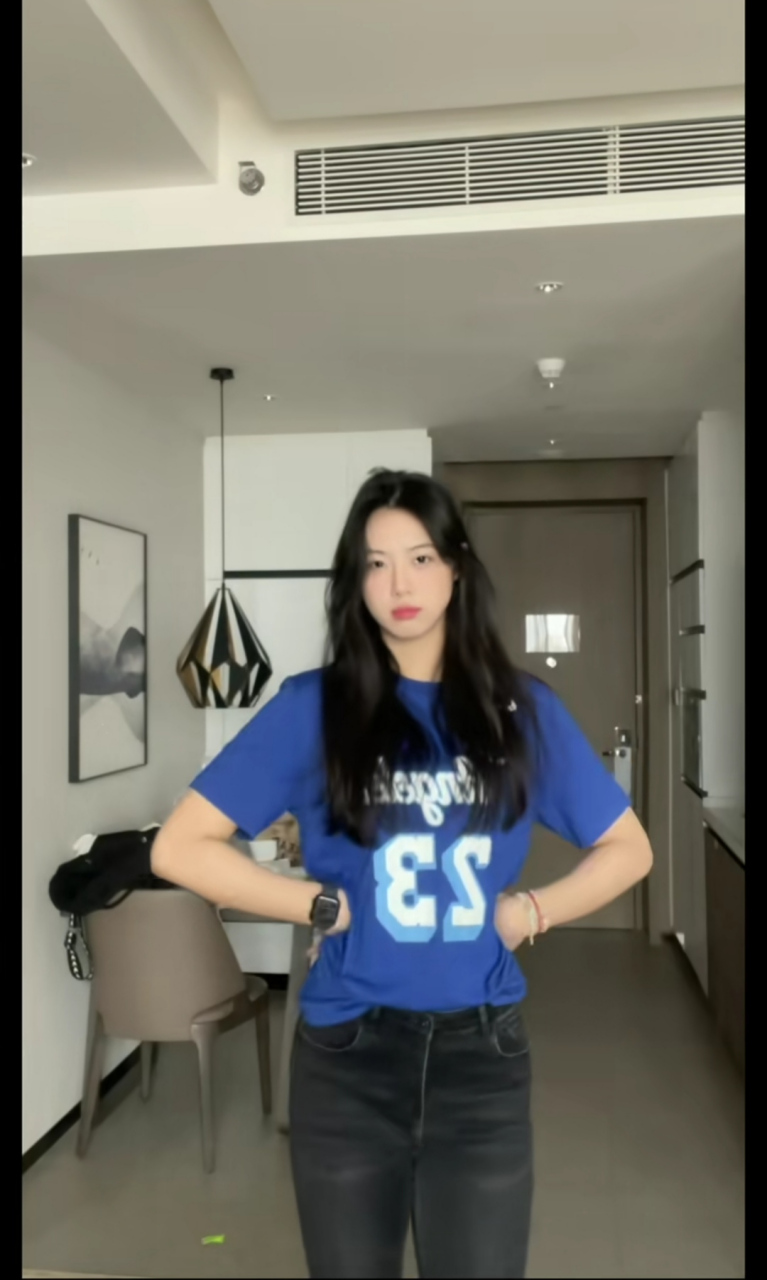 广东女篮球员卓识更新社交媒体,发出一段自拍视频,并写道"够帅了吗?