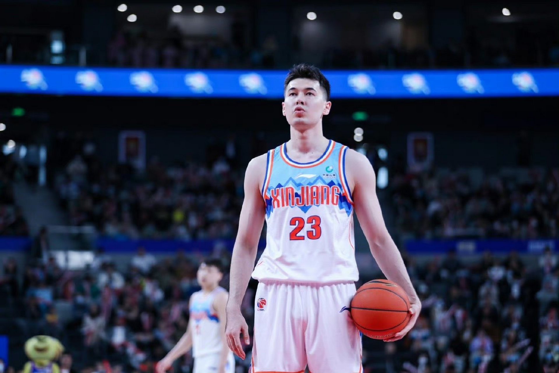 新疆男篮球员阿不都沙拉木更新社交媒体,他写道:"只有家才有的感觉!