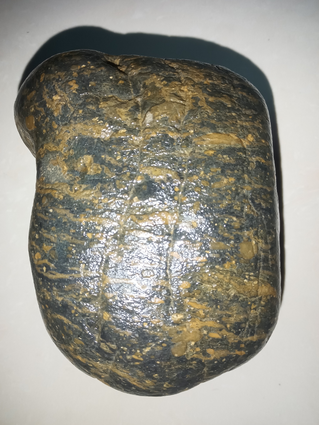 这块陨石全身布满了熔流纹,是穿越宇宙大气层留下来的印记,有吸磁性