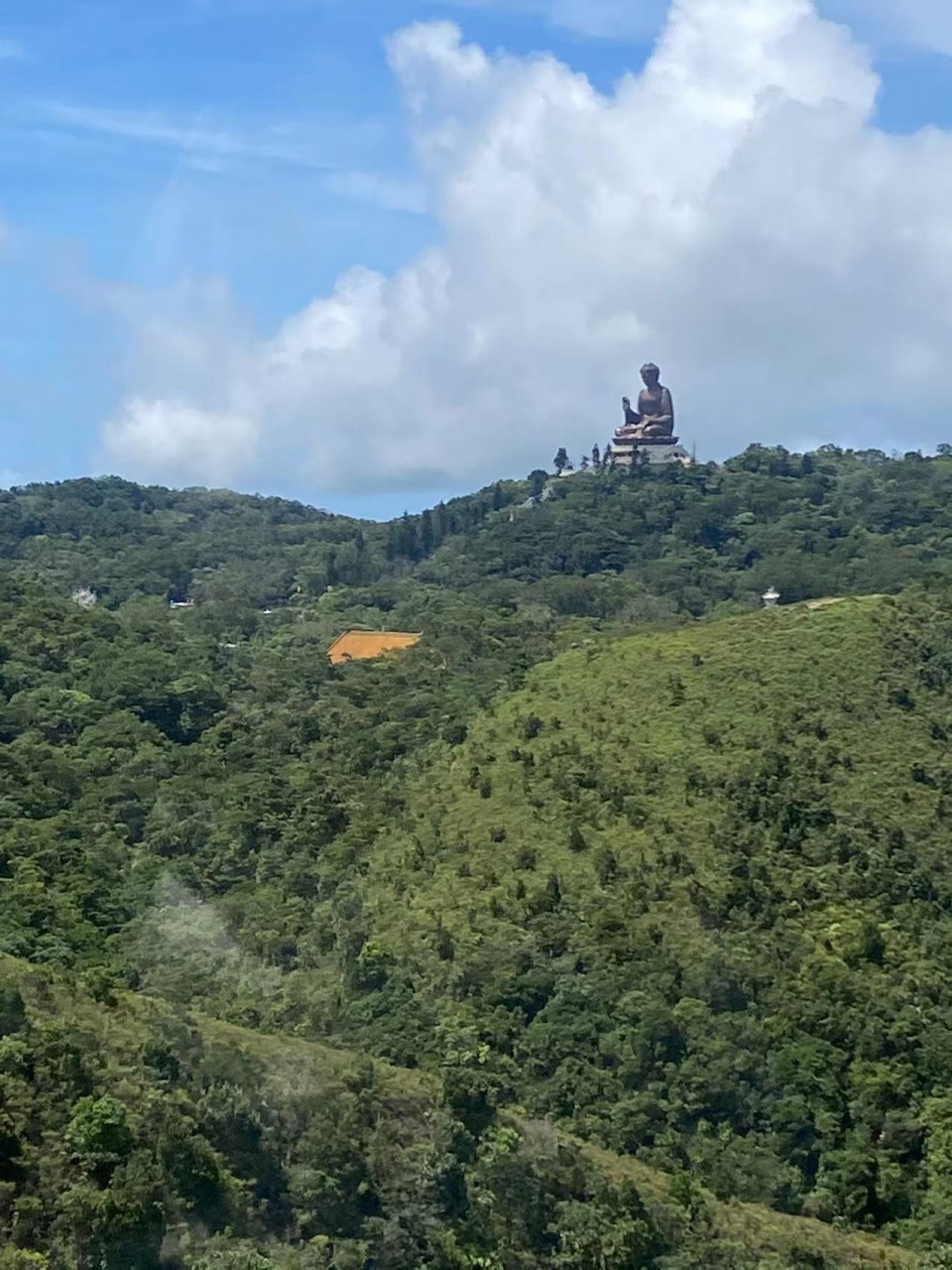 天坛大佛是全球最高的户外青铜坐佛,巍峨跌坐於海拔482米的香港大屿山
