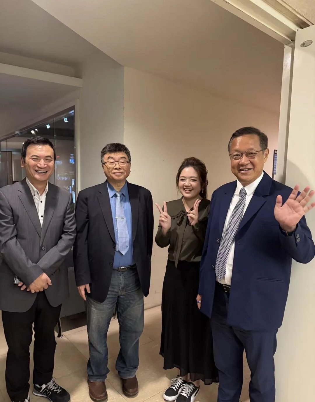 翟翾因为带父亲到大陆寻根被一些人攻击,被要求不准