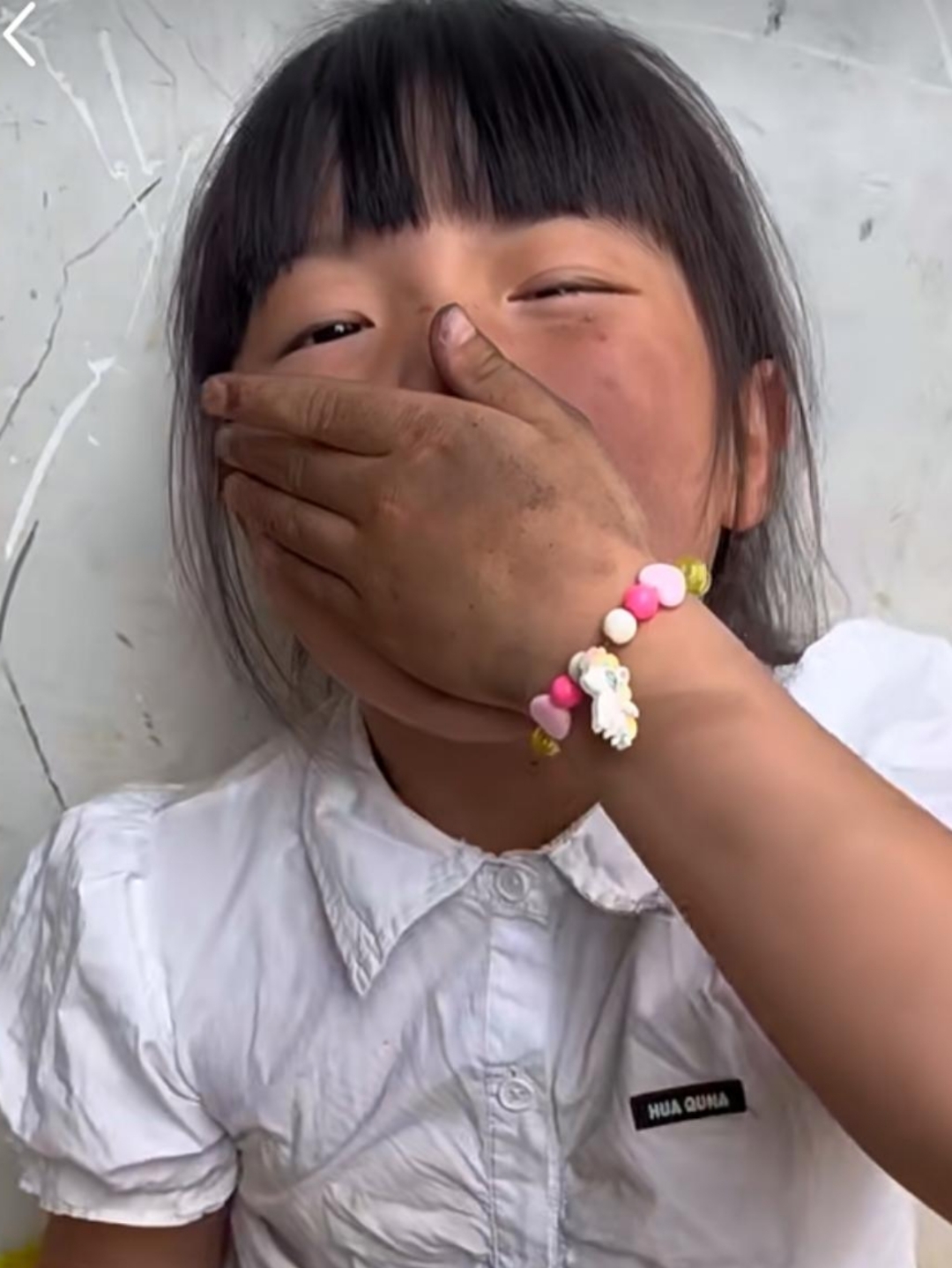 看着这可爱娃的样儿,就知道她是饿坏了吧,是谁告