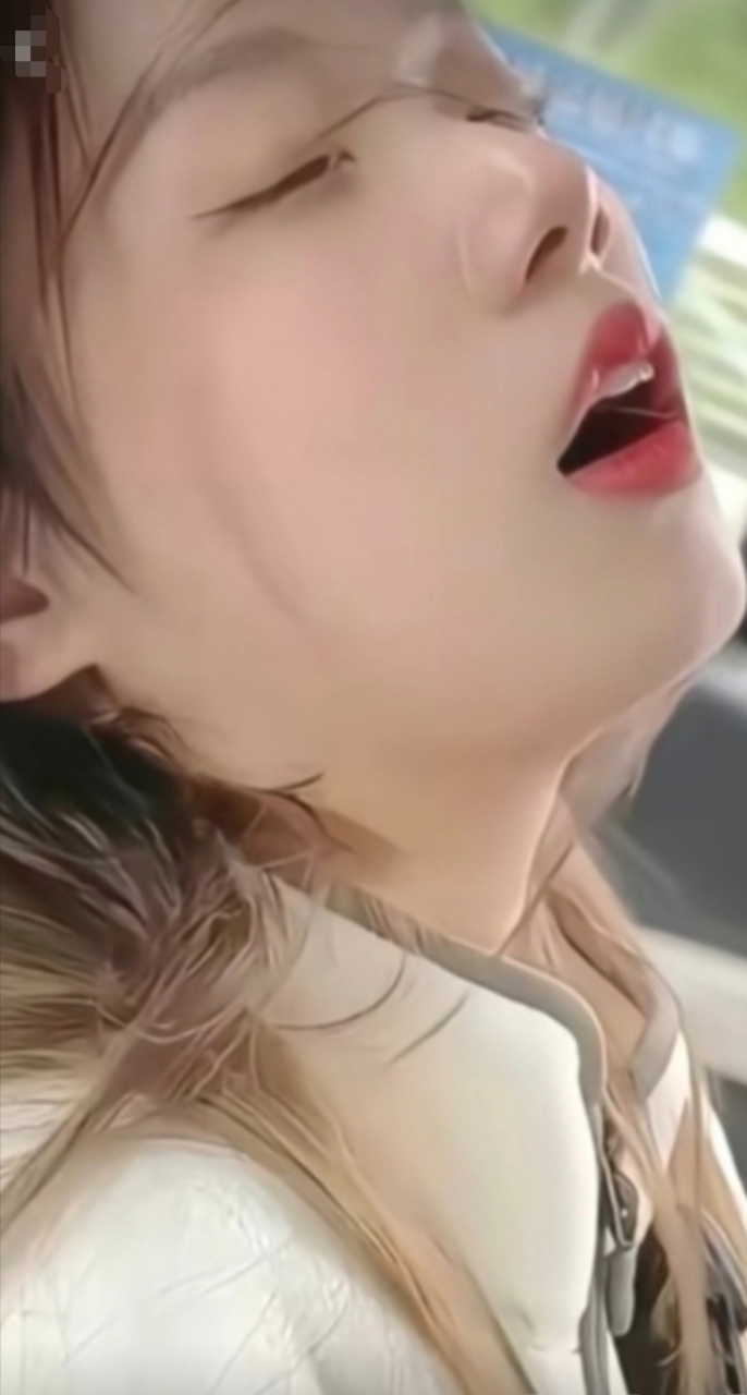 这样的天就是容易困,张着嘴睡觉的小姐姐太可爱了.