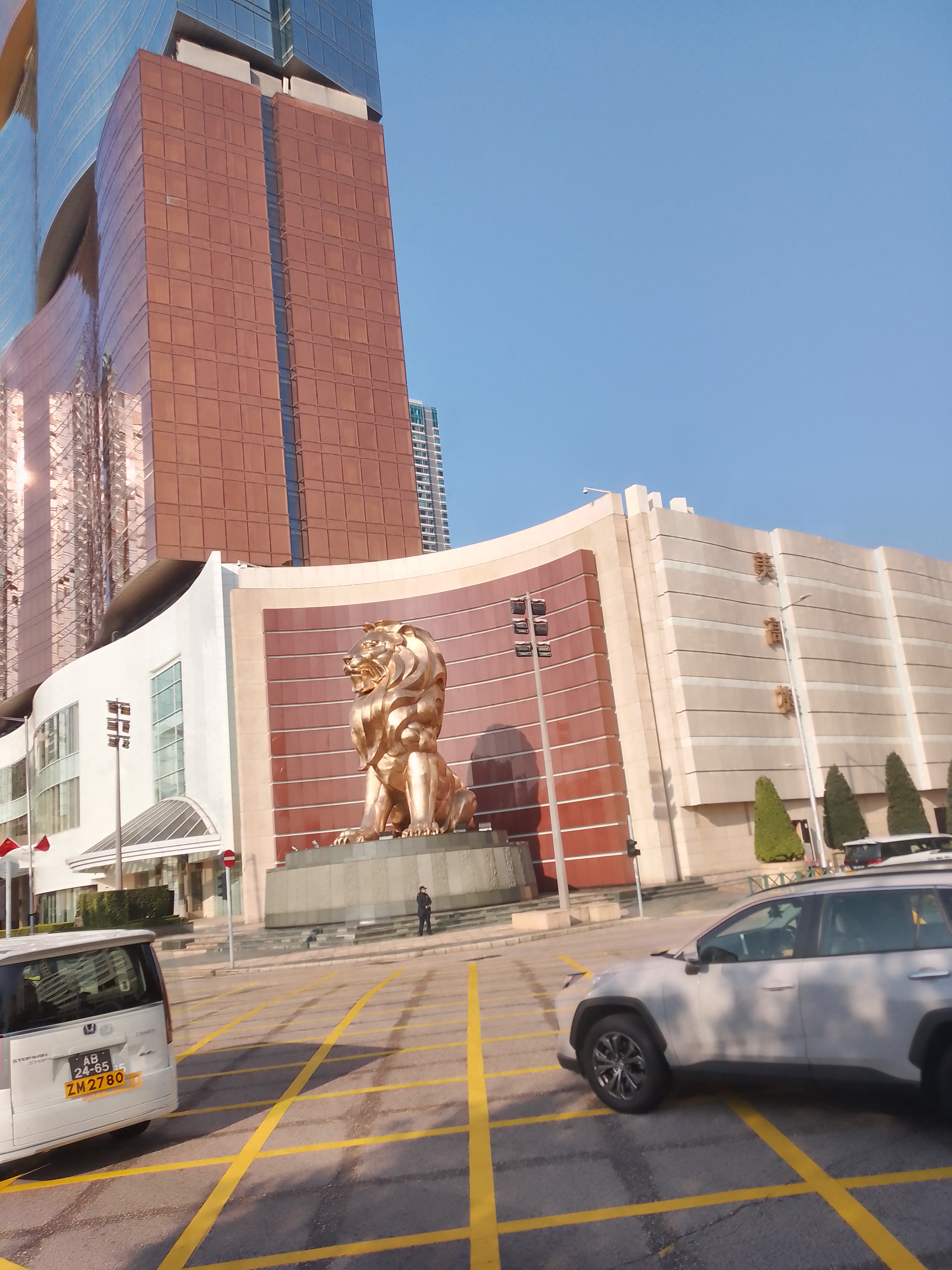 香港和澳门实行的是资本主义制度,大陆实行的是社会主义制度