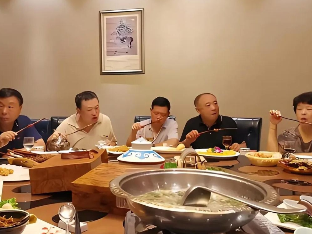 男人聚餐图片边锡明中财边锡明饭局照片农村50岁中年男人聚会中年人