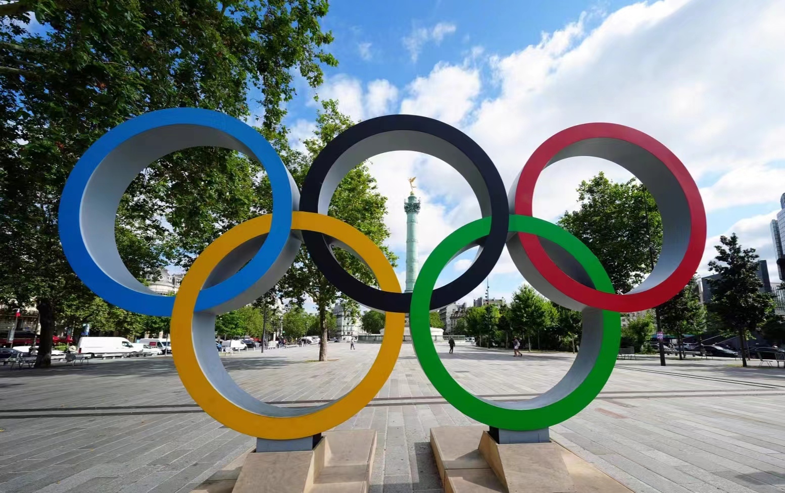 奥运观赛打卡#  奥运五环雕塑,象征着五大洲的团结,在蓝天白云下闪耀