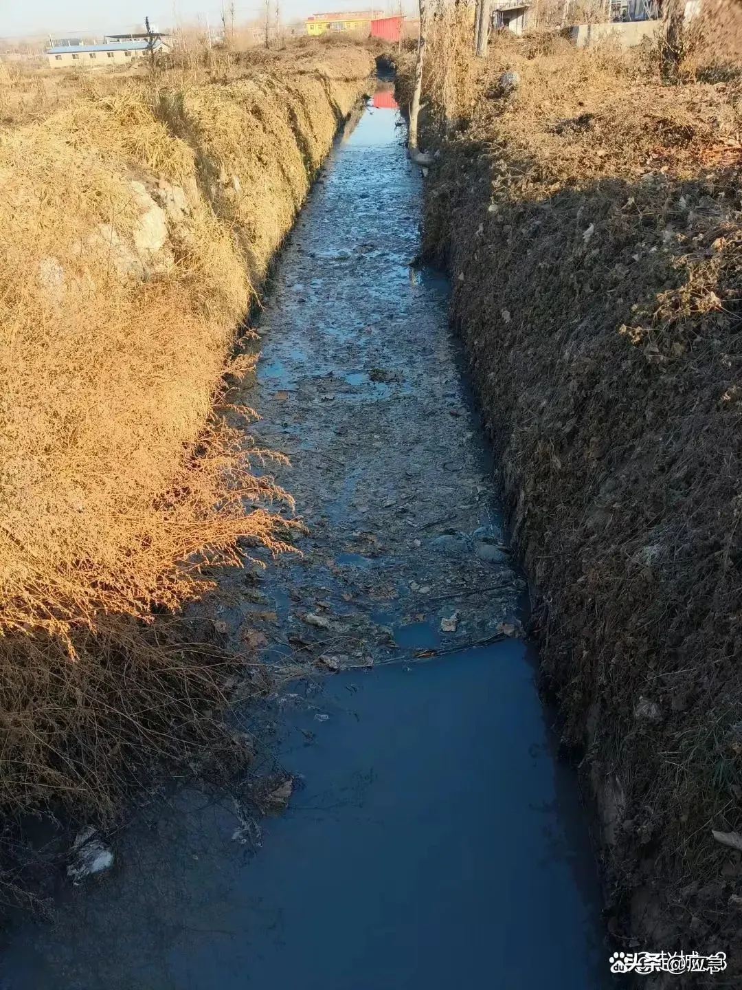 严重破坏土地资源,附近村民已无法生存地下水污染无法食用,地里农作物