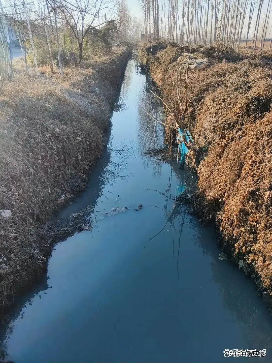 严重破坏土地资源,附近村民已无法生存地下水污染无法食用,地里农作物