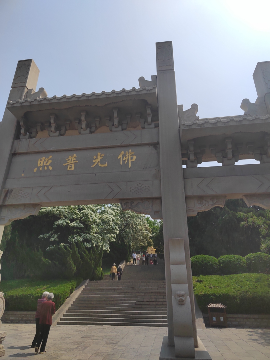 96千佛山大佛96  在广场的一角,我发现了一座令人震撼的金色佛像.