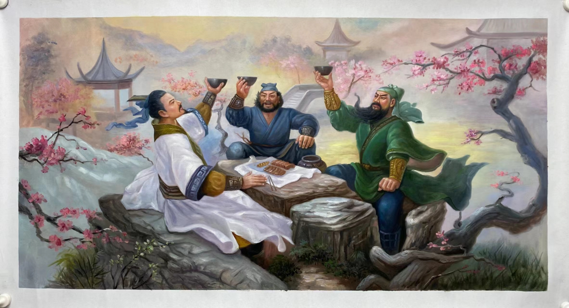 中间蓝衣张飞,亦举杯相应,眼中闪烁着智慧的