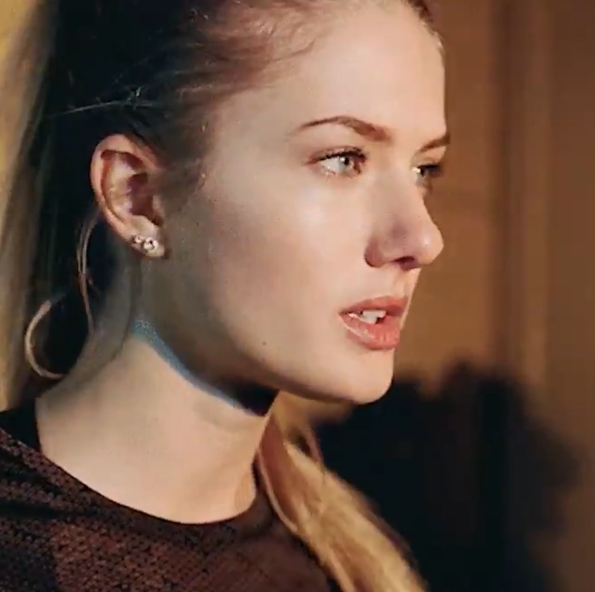 在社交媒体上,艾丽卡·施密特拥有400万粉丝,她经常会更新内容,扶出