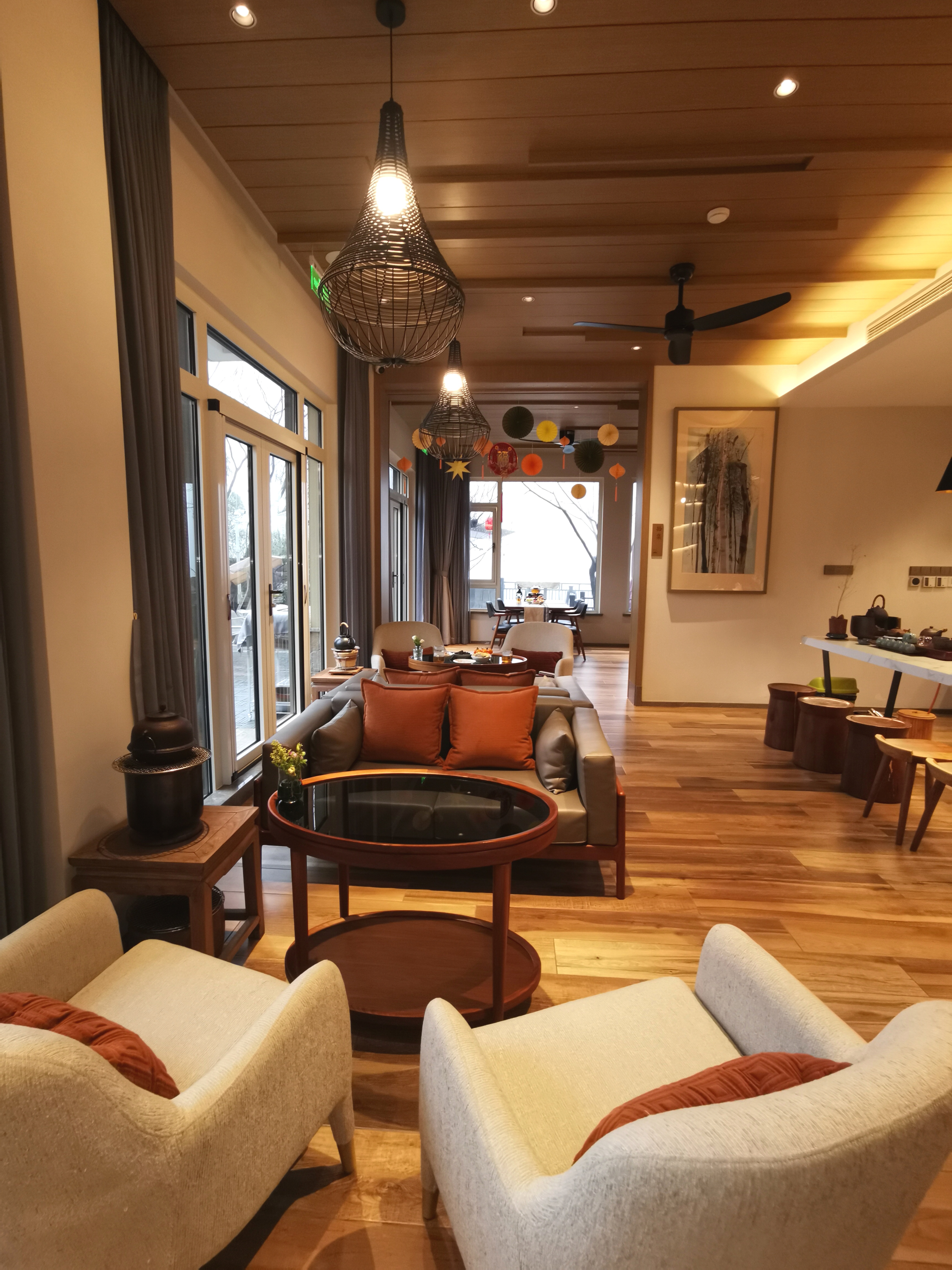 这是一家充满设计感的山里民宿. 原木色,艺术品,和丰富的细节.