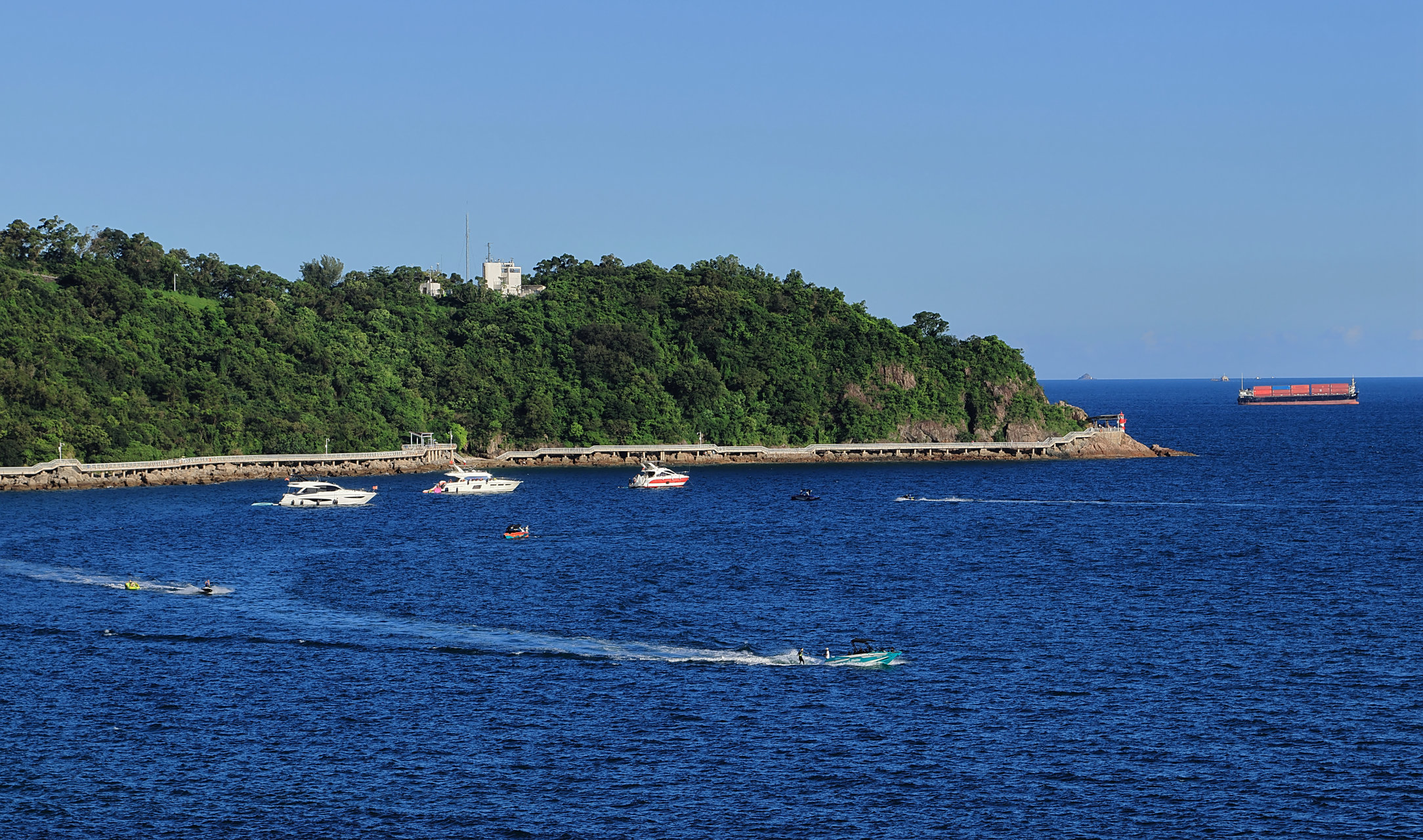 深圳市的揹仔角,属盐田区近20公里海滨栈道的最后一段,红色灯塔位于栈