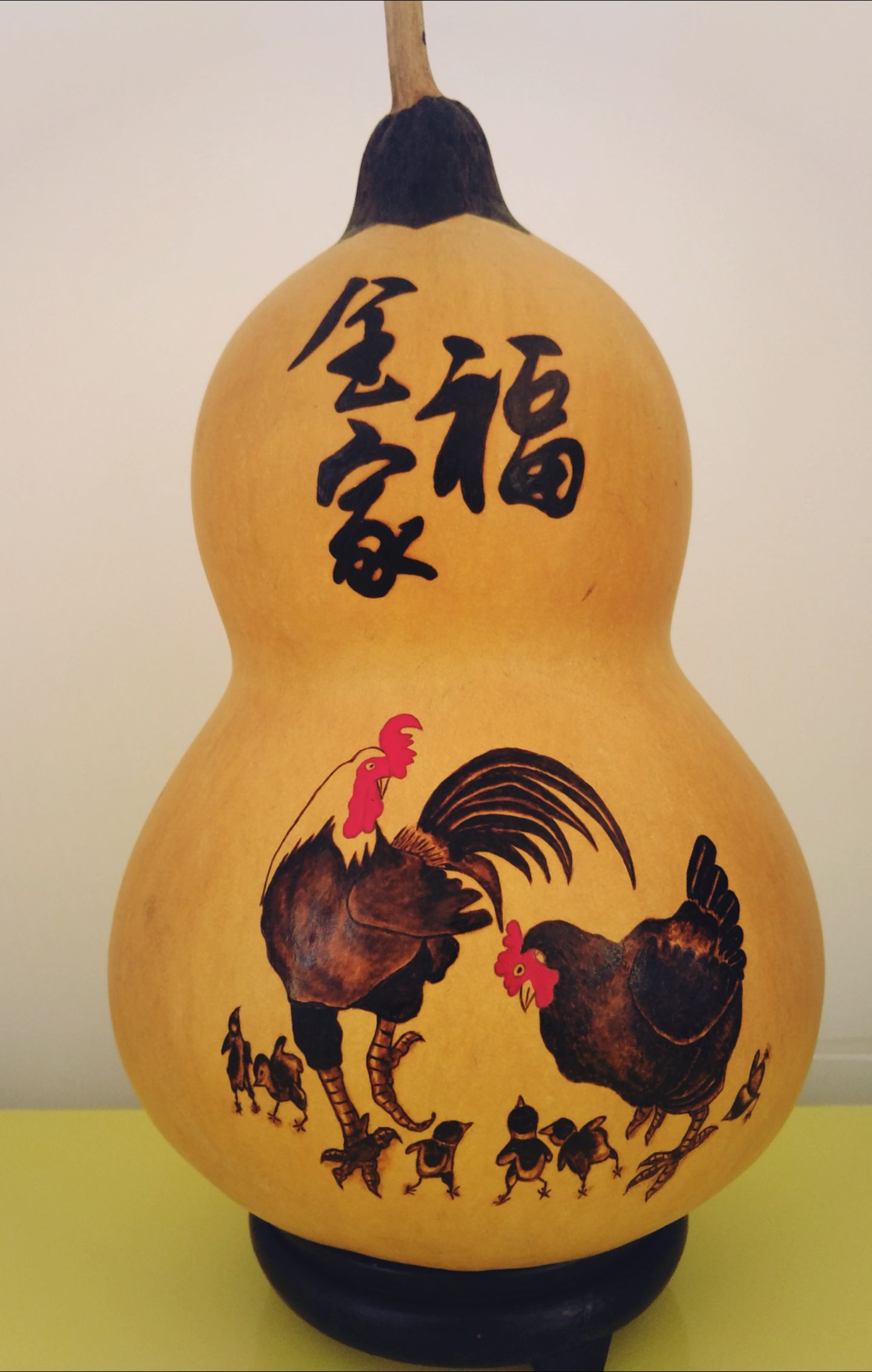 葫芦烙画《全家福》者,以雄,雌,雏鸡为主旨,绘家庭之和乐融融也.