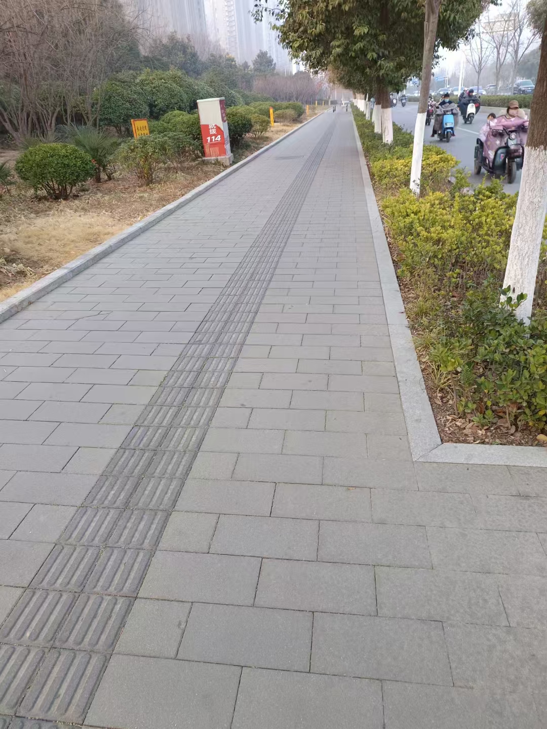 清晨的第一缕光洒下,陶瓷透水砖已在岗位