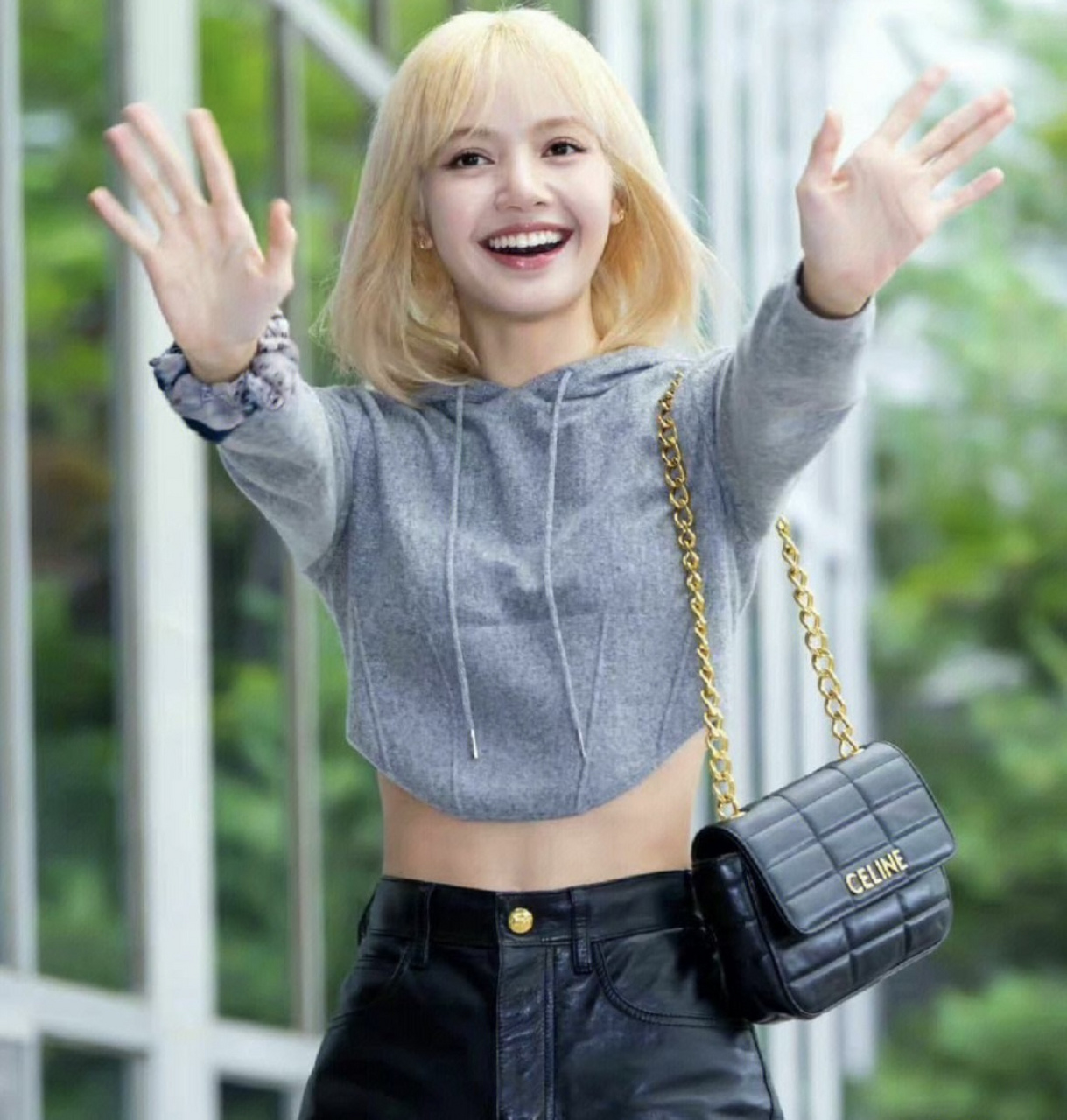 早期的lisa活泼可爱,像是人间芭比,如今改走性感风,甚至参加疯马秀!