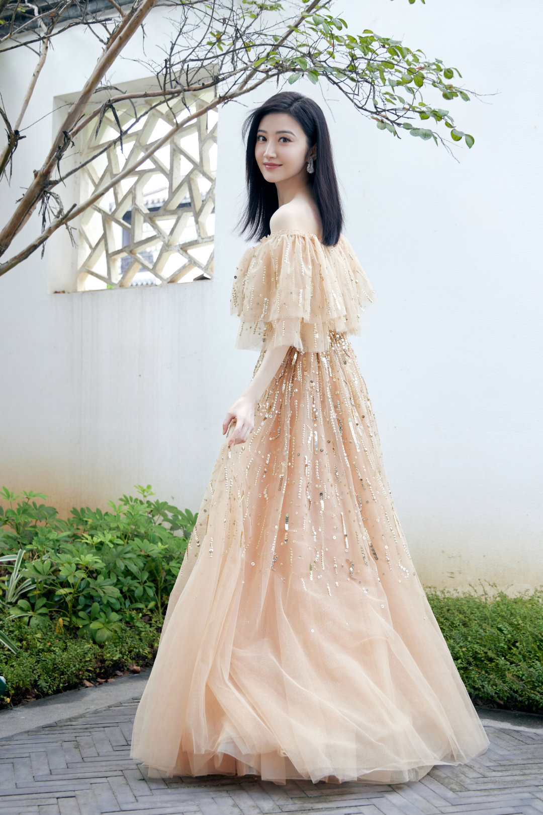 景甜一字肩纱裙,精致锁骨白皙肌肤甜美气质交相辉映,浪漫梦幻#景甜