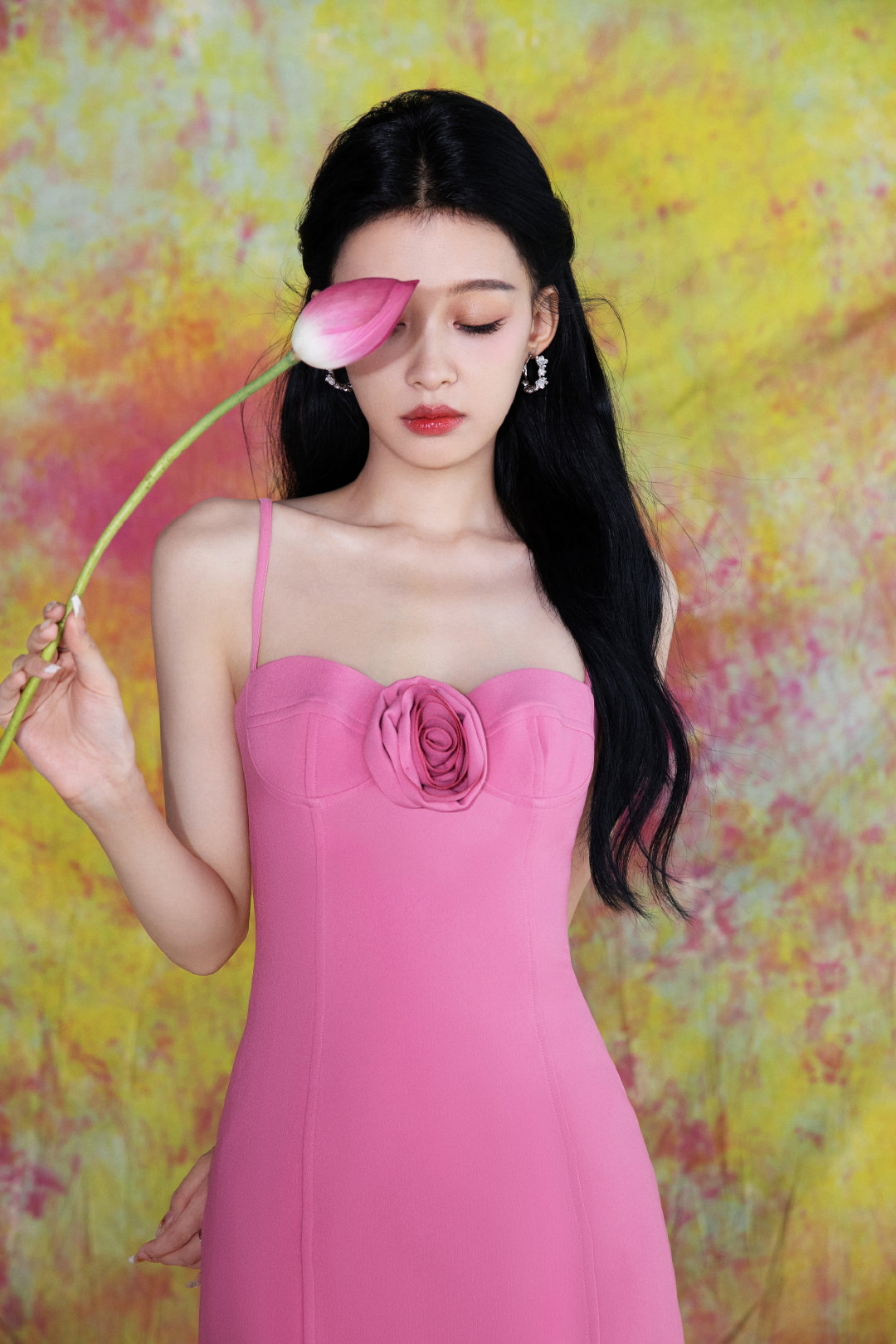 孙怡甜美穿搭造型组图:一袭挂脖露背长裙,轻盈柔美#孙怡