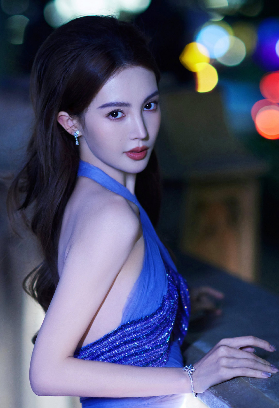 金晨一袭宝蓝色华丽礼服裙.@娱乐推荐图ray的动态