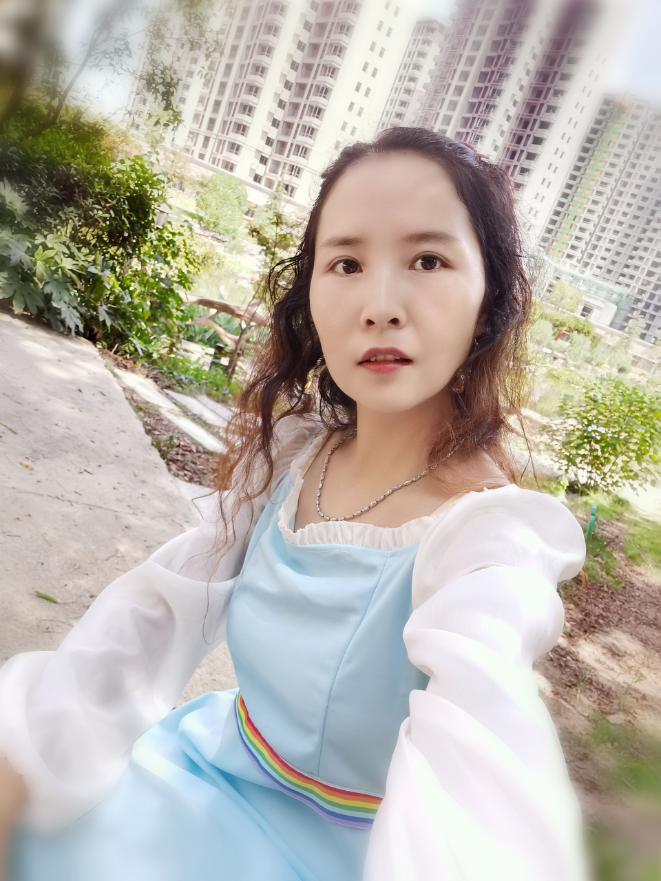 一个少妇去投河自尽,被正在河中划船的老艄公救上了船.