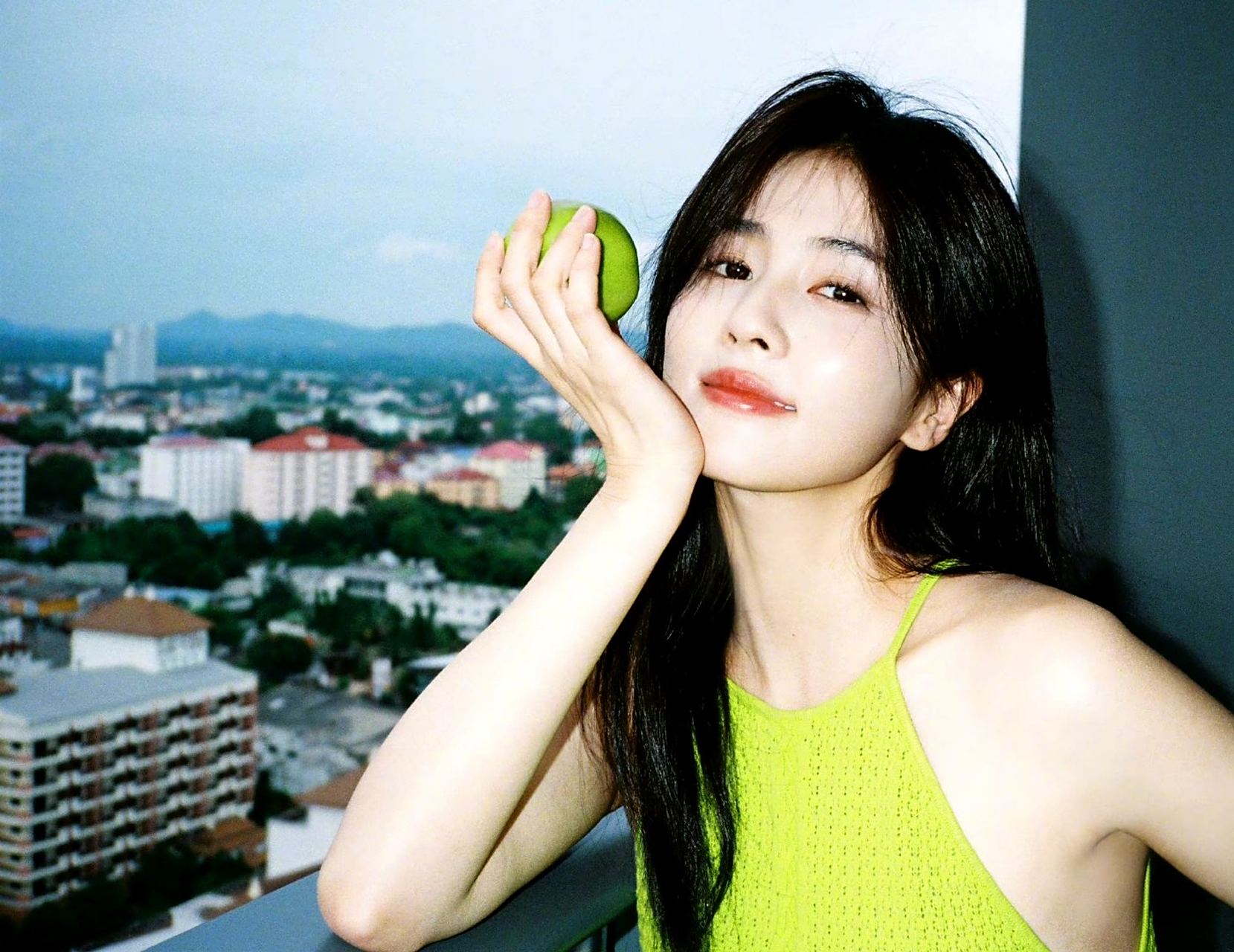 白鹿都当大明星了,照片风格网红味还是好浓呀!