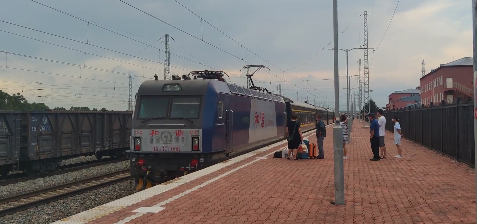 来看看位于黑龙江省大庆市红岗区通让线的小火车站银浪站每天只停靠一