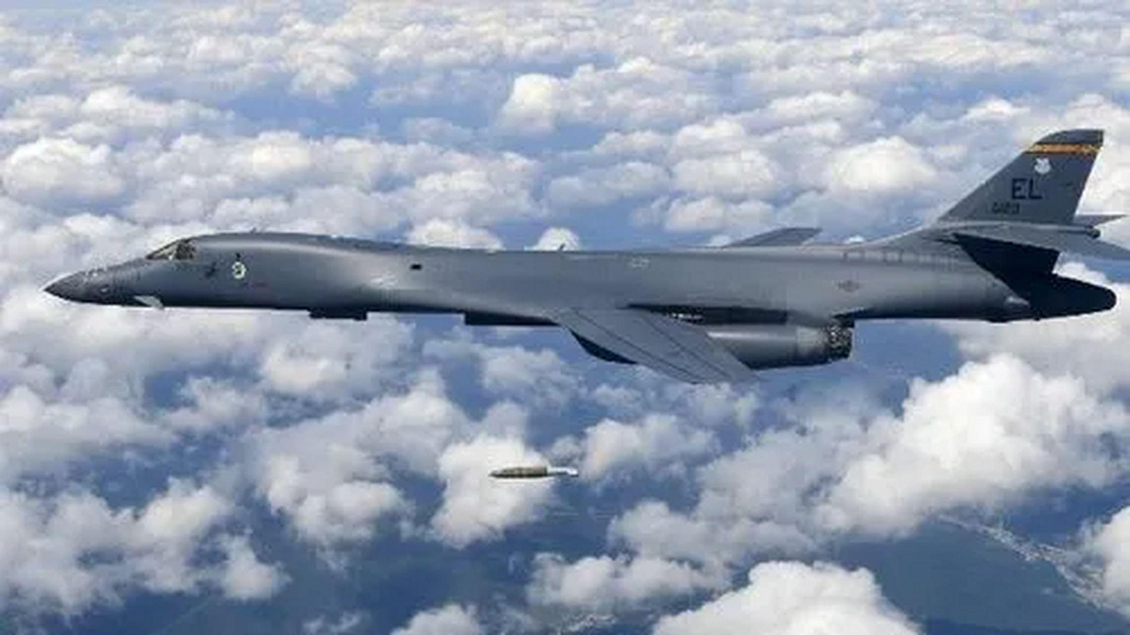 罗克韦尔b-1b"枪骑兵"战略轰炸机 b-1轰炸机(英文:b-1 bomber,编号:b