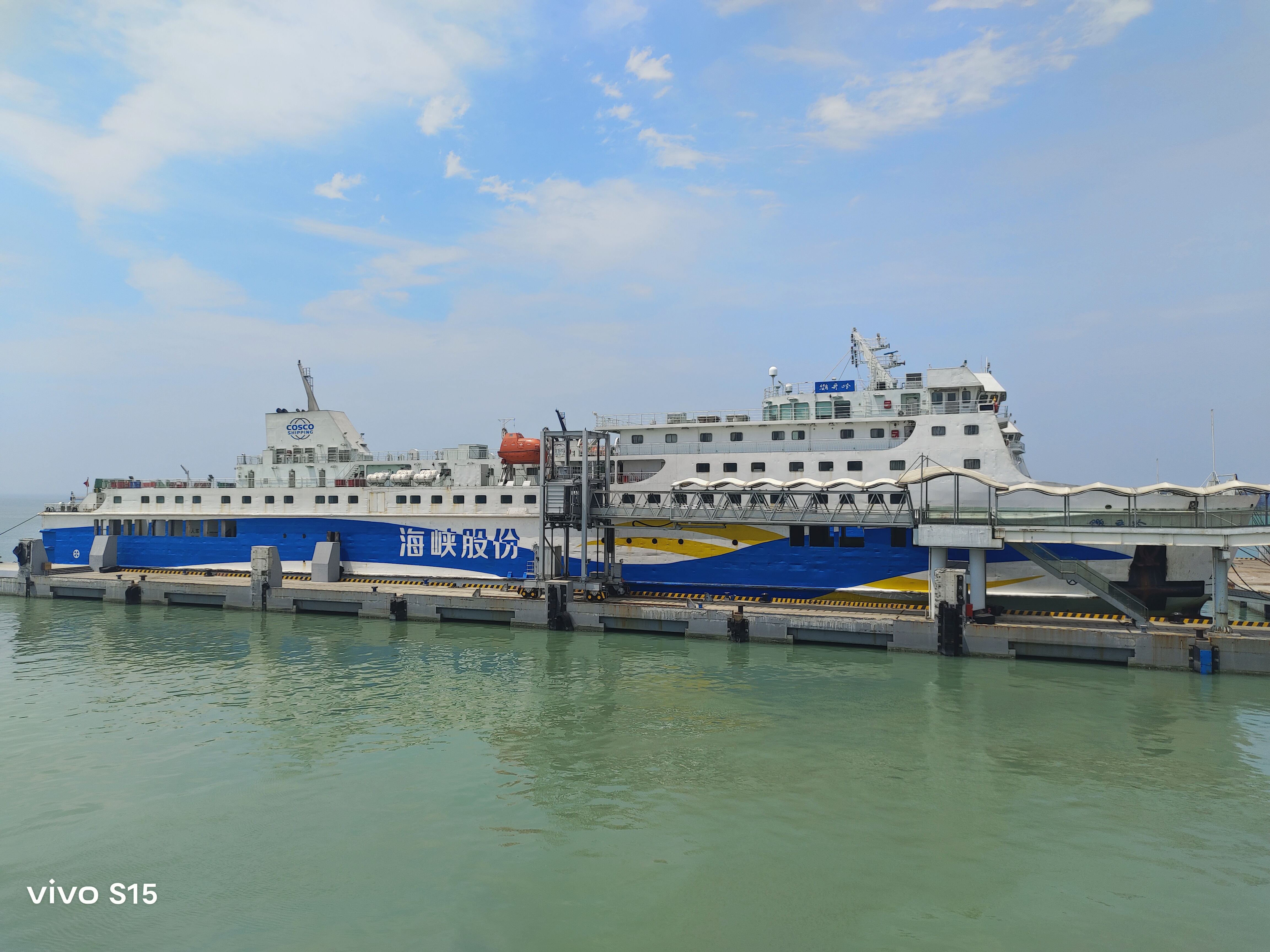 眼前的海犹如蓝色的航标,引领着方向