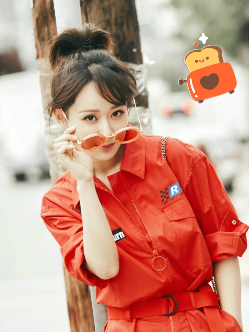 杨紫红衣街拍太美了 杨紫一款红色连体衣,扎起马尾,站在繁华的街道边