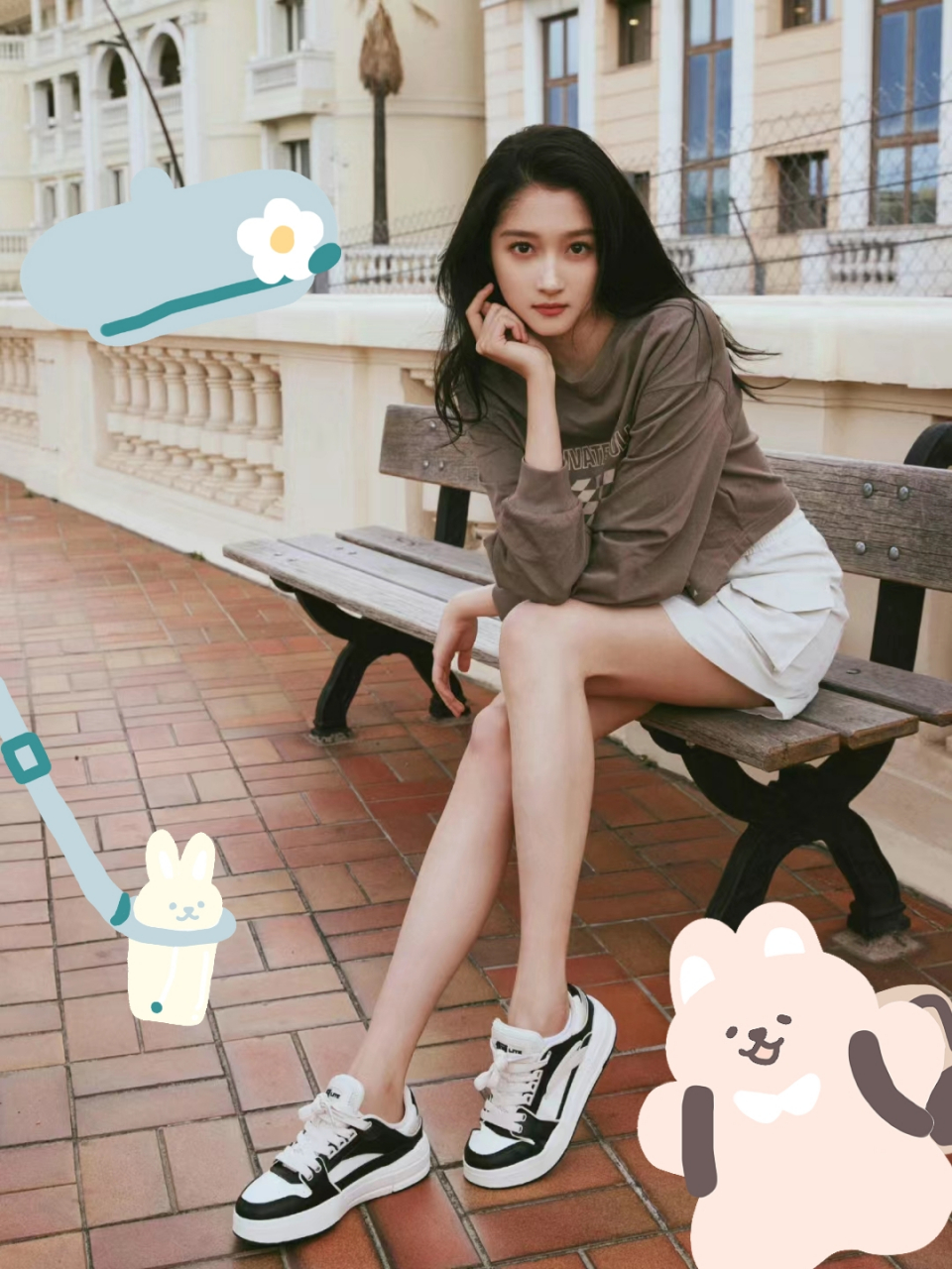 关晓彤夏日街头拍摄 身穿焦糖色加白色短裙的关晓彤在街头拍摄,这身