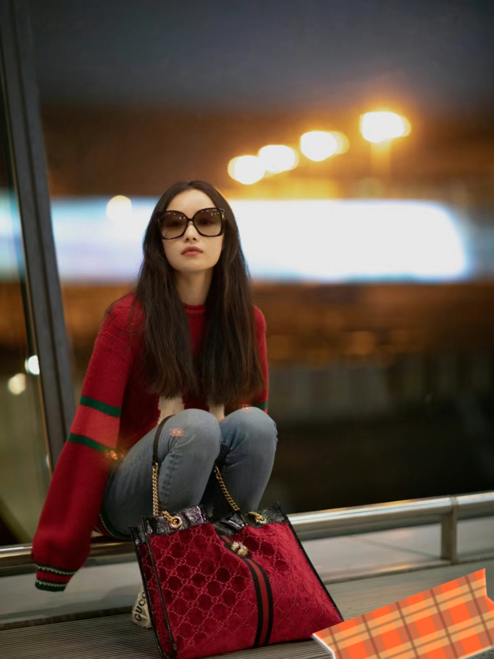 倪妮这组机场街拍太绝了 倪妮身穿红色毛衣搭配蓝色牛仔裤的机场街拍