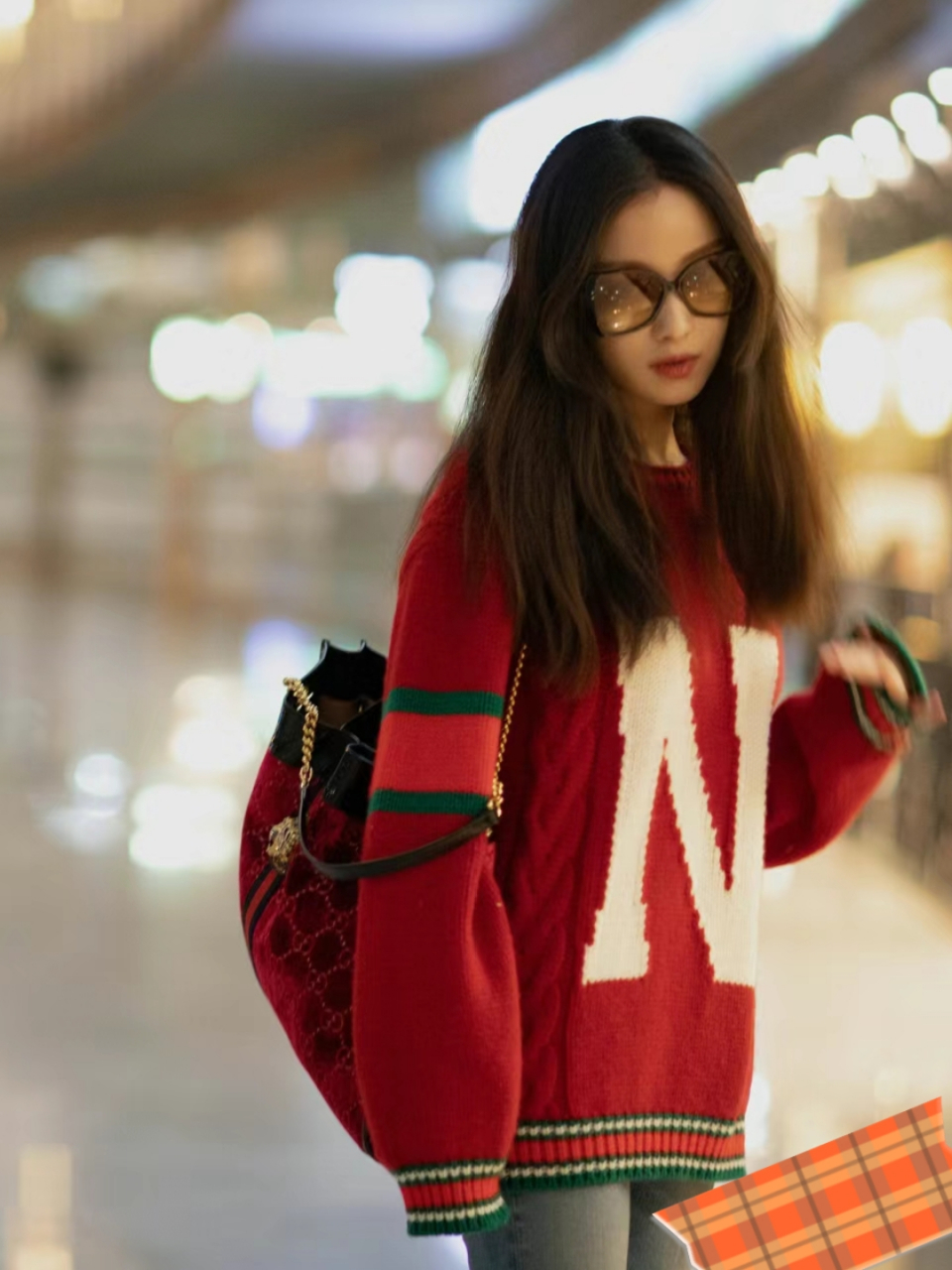 倪妮这组机场街拍太绝了 倪妮身穿红色毛衣搭配蓝色牛仔裤的机场街拍