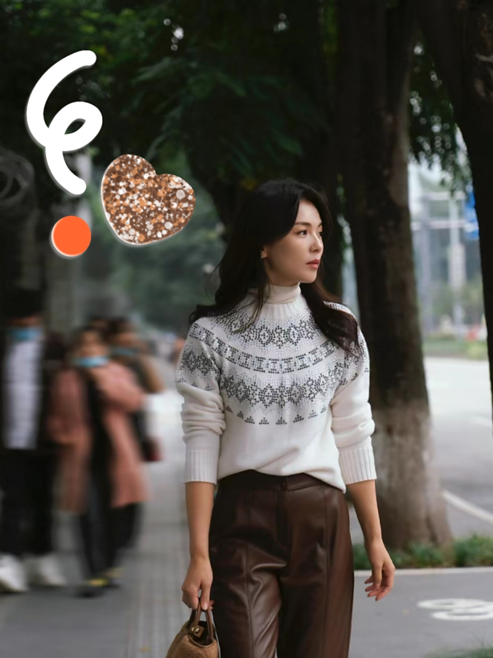 刘涛慵懒街拍时光 秋日暖阳下,刘涛漫步街头,身着白色毛衣和棕色皮裤