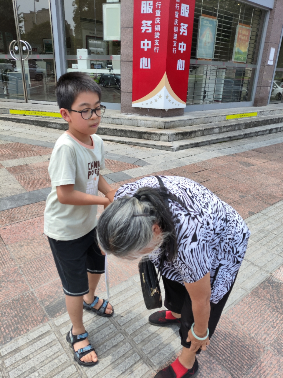 一个老人家在儿子旁边摔倒了,他本能地去扶了老人,幸好没教育偏,还算