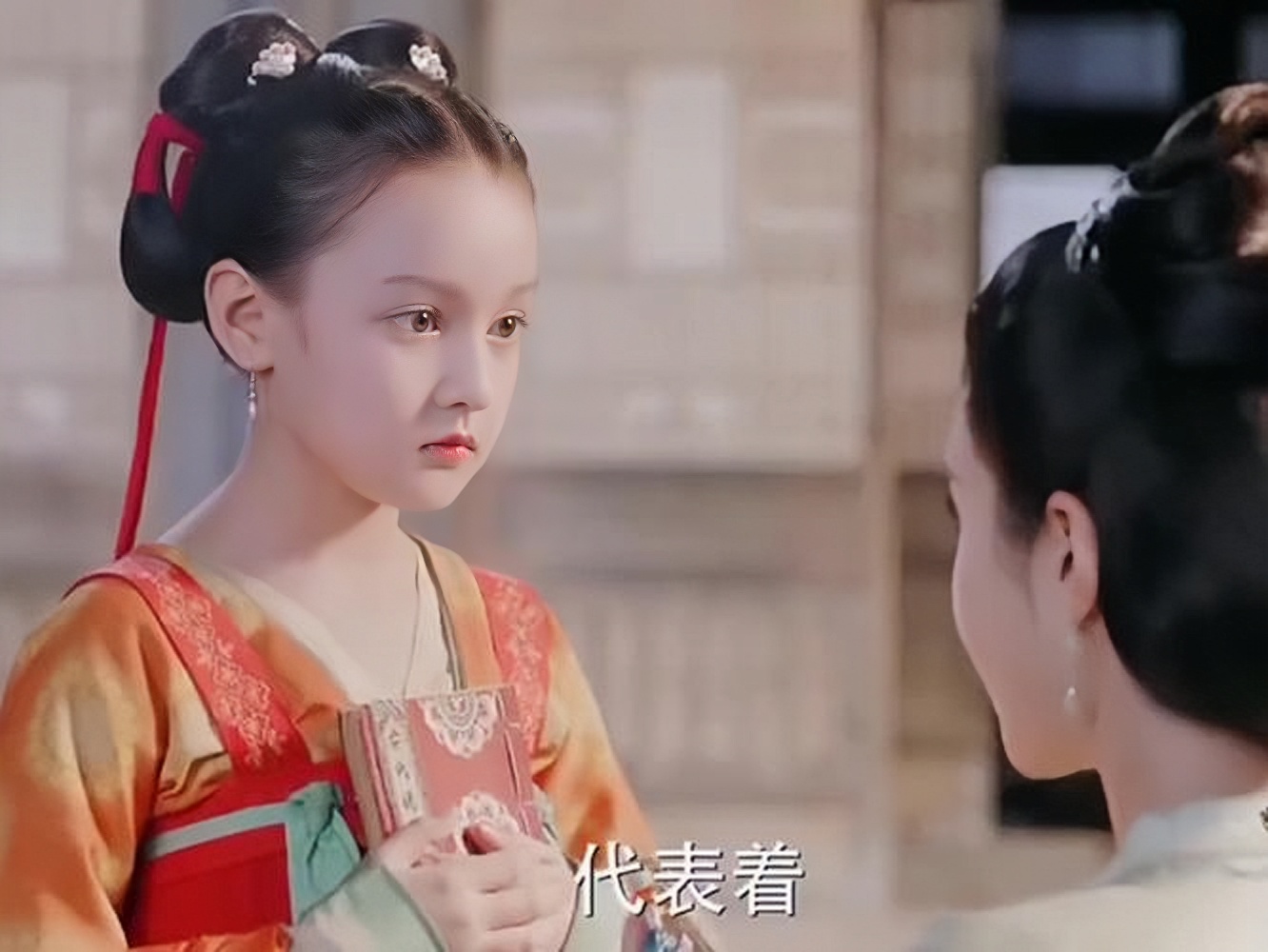 这位新疆伊犁的小女孩名叫爱克达阿地力江,在《风起霓裳》中饰演幼年
