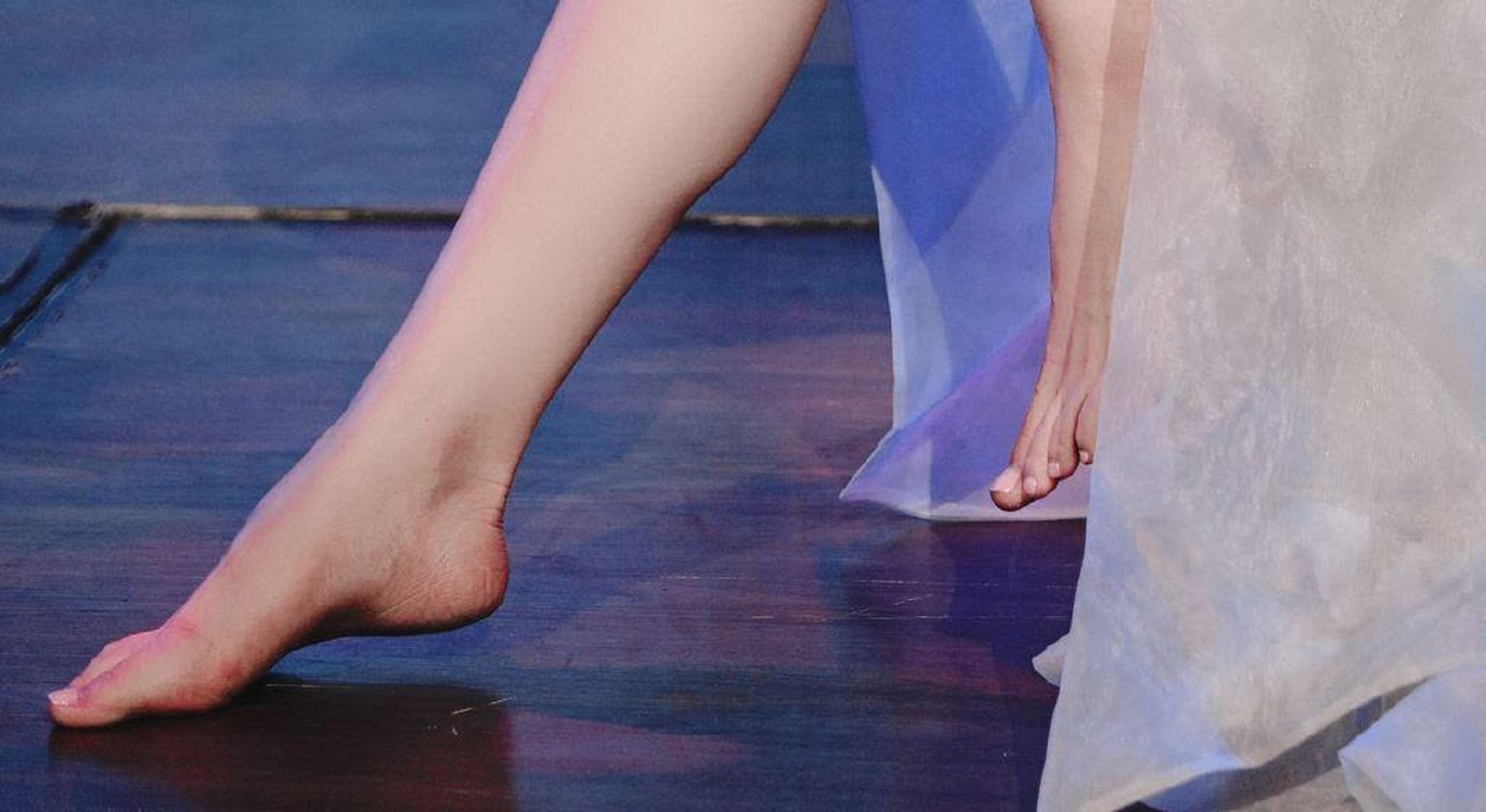 洪真英的光脚丫子美女上台光脚丫易立竞光脚赤脚 舞蹈易立竞脚图片