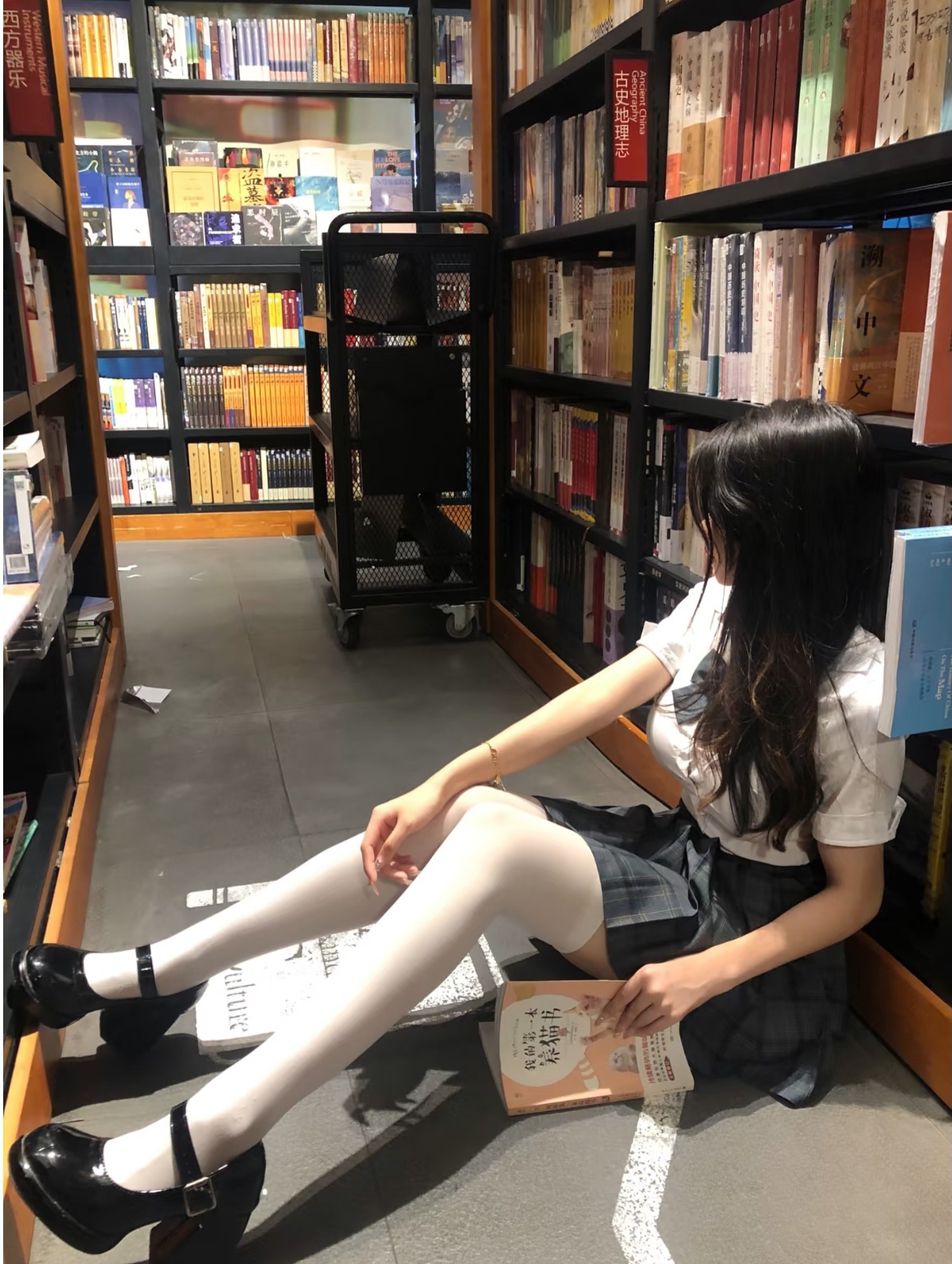 坐班花偷偷自慰女生拿着铁棍的图片穿裙子上课偷偷自慰女生自己插自己