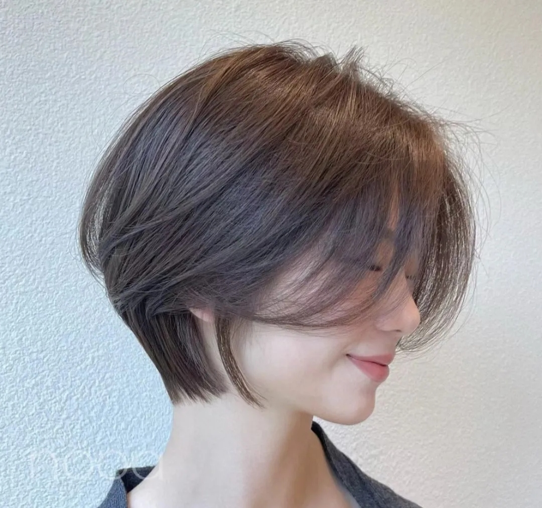 碎短发:时尚的碎发短发能够让脸部轮廓更加柔和,看起来更加可爱,同时