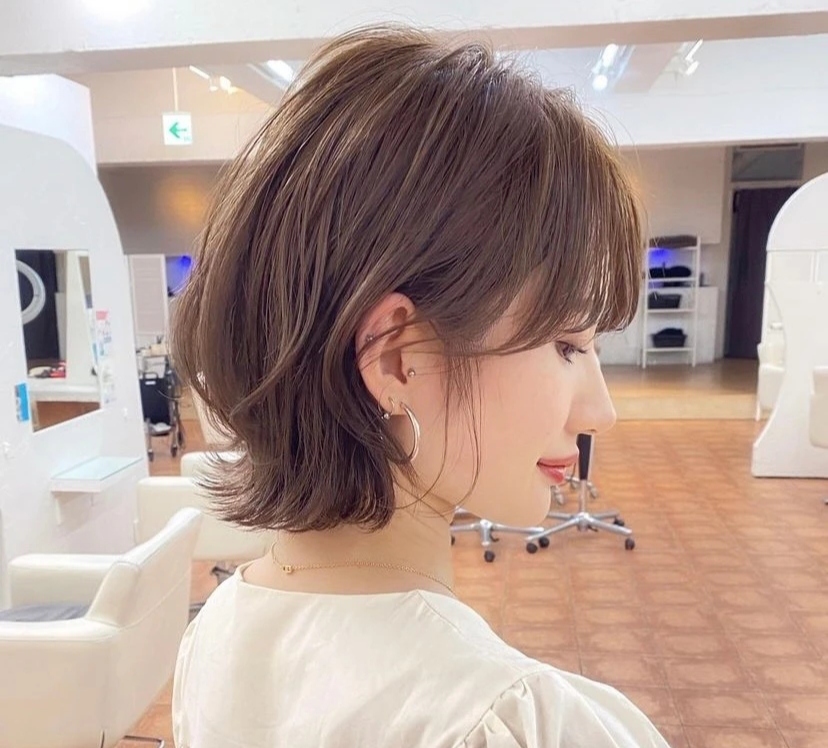 如果是方脸,发尾的弧度还能柔化下颌线条,显得更温柔女士中短发发型