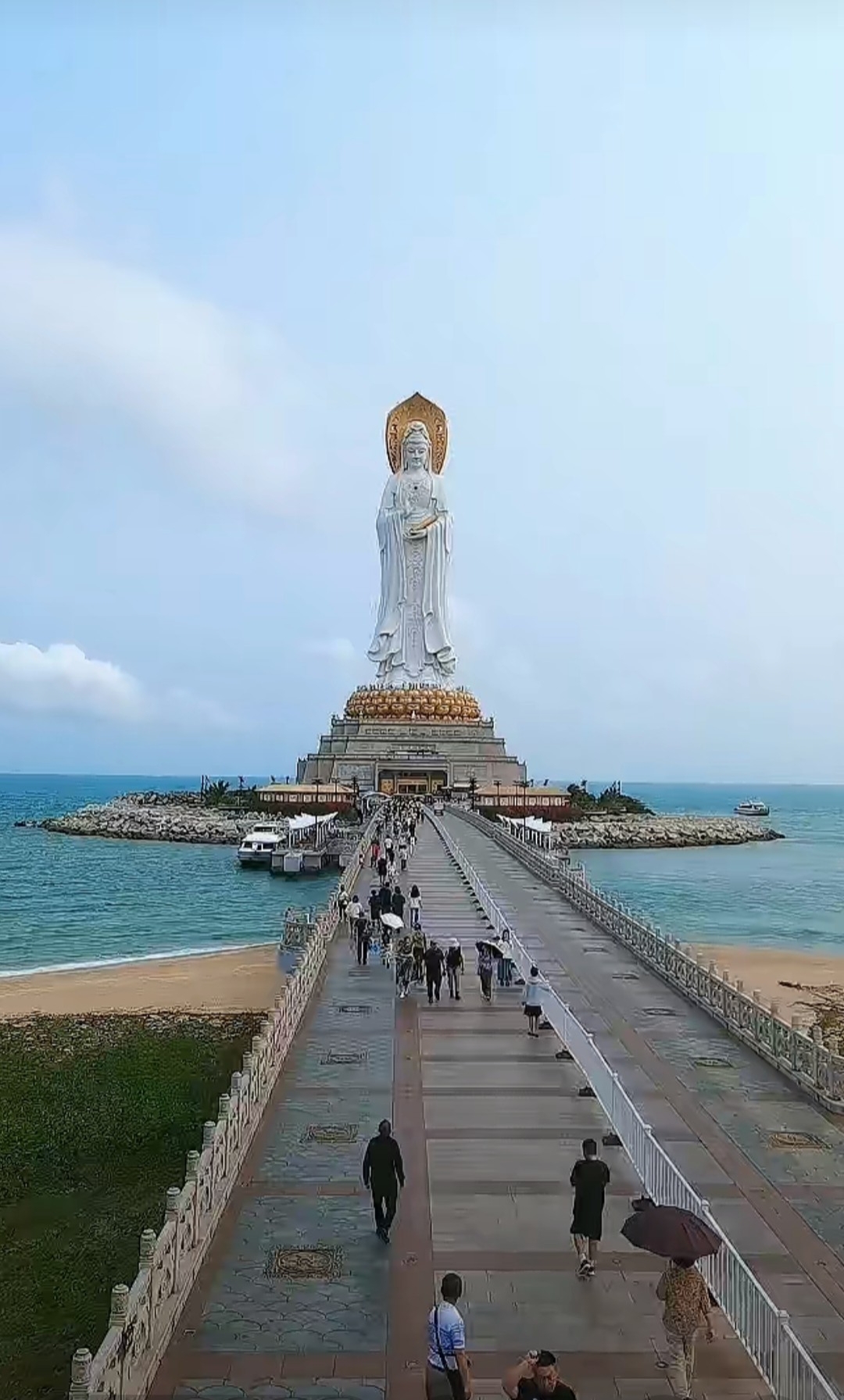 海边高台上的白色观音菩萨,如云端仙子般静谧.