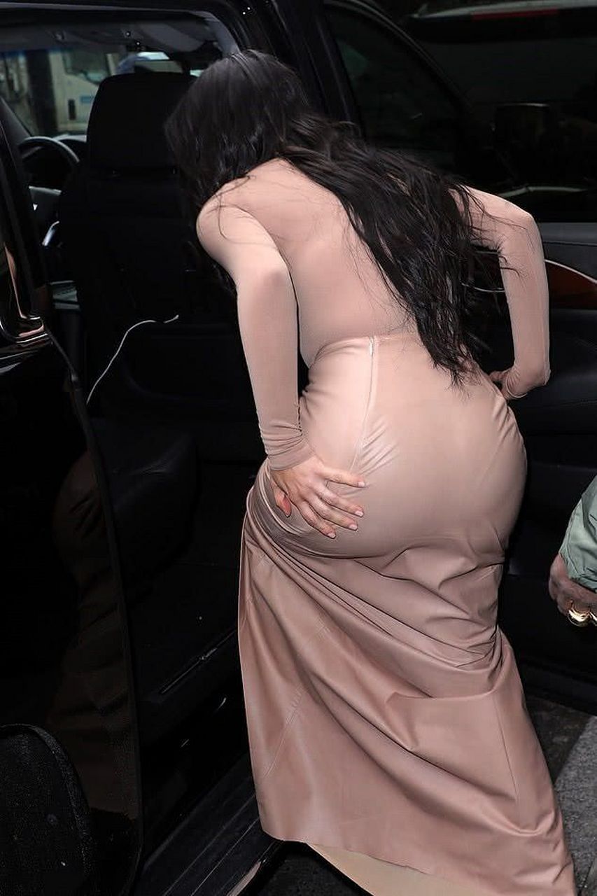 正在上车的金·卡戴珊,好身材展露无遗.