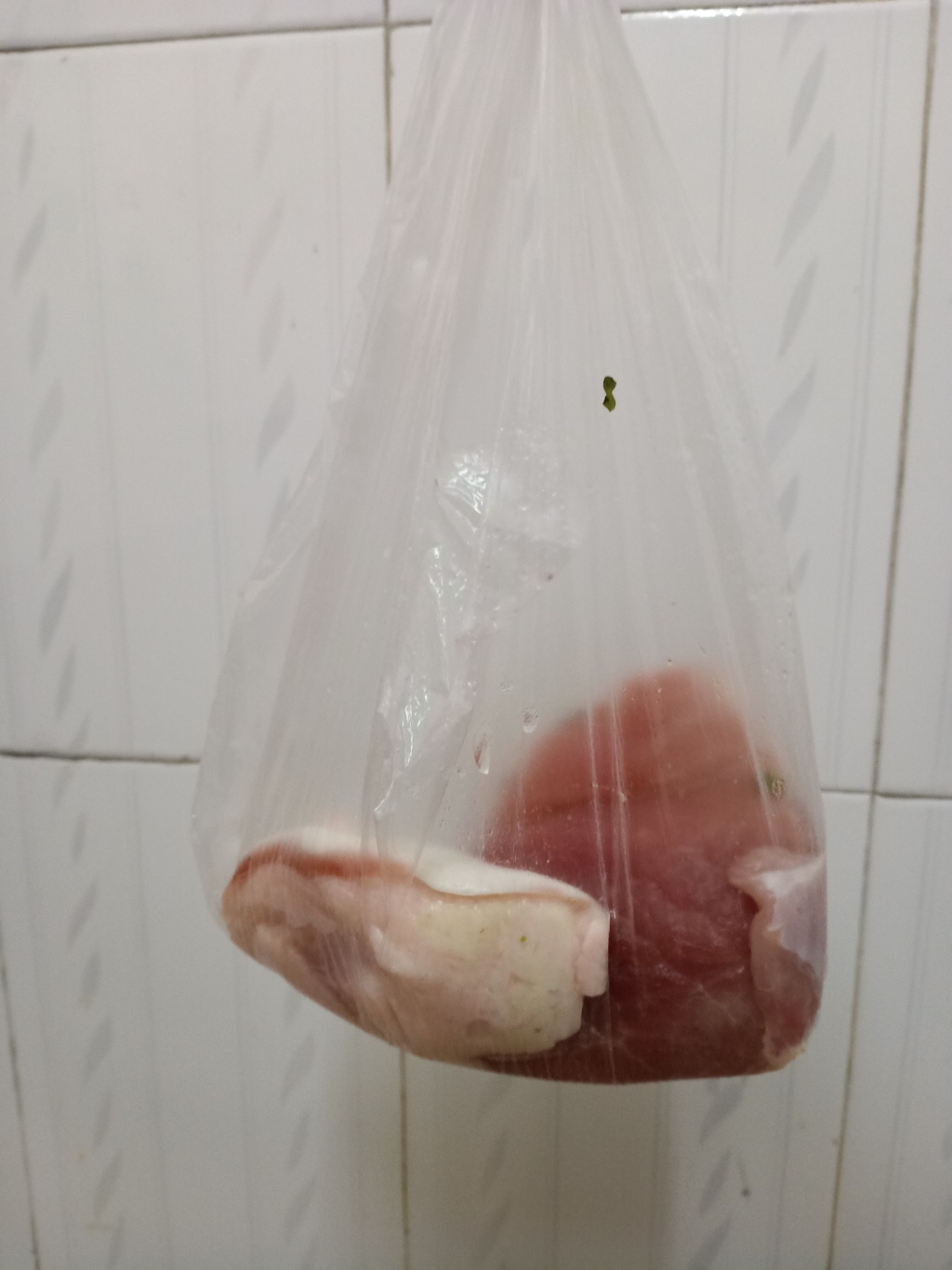 这是我昨天在我上次租房的菜市场买的猪肉,15块钱1斤,整块300克刚好6