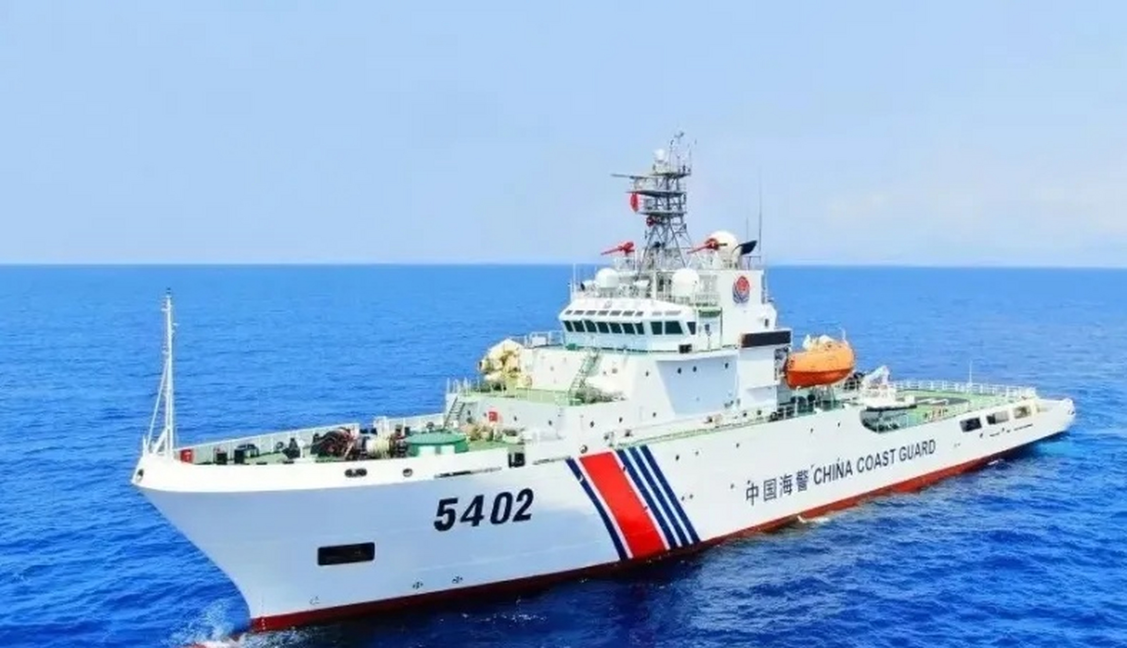 中国海警5402船以孤军奋战的姿态,一敌三与菲律宾三艘海警船上演了一