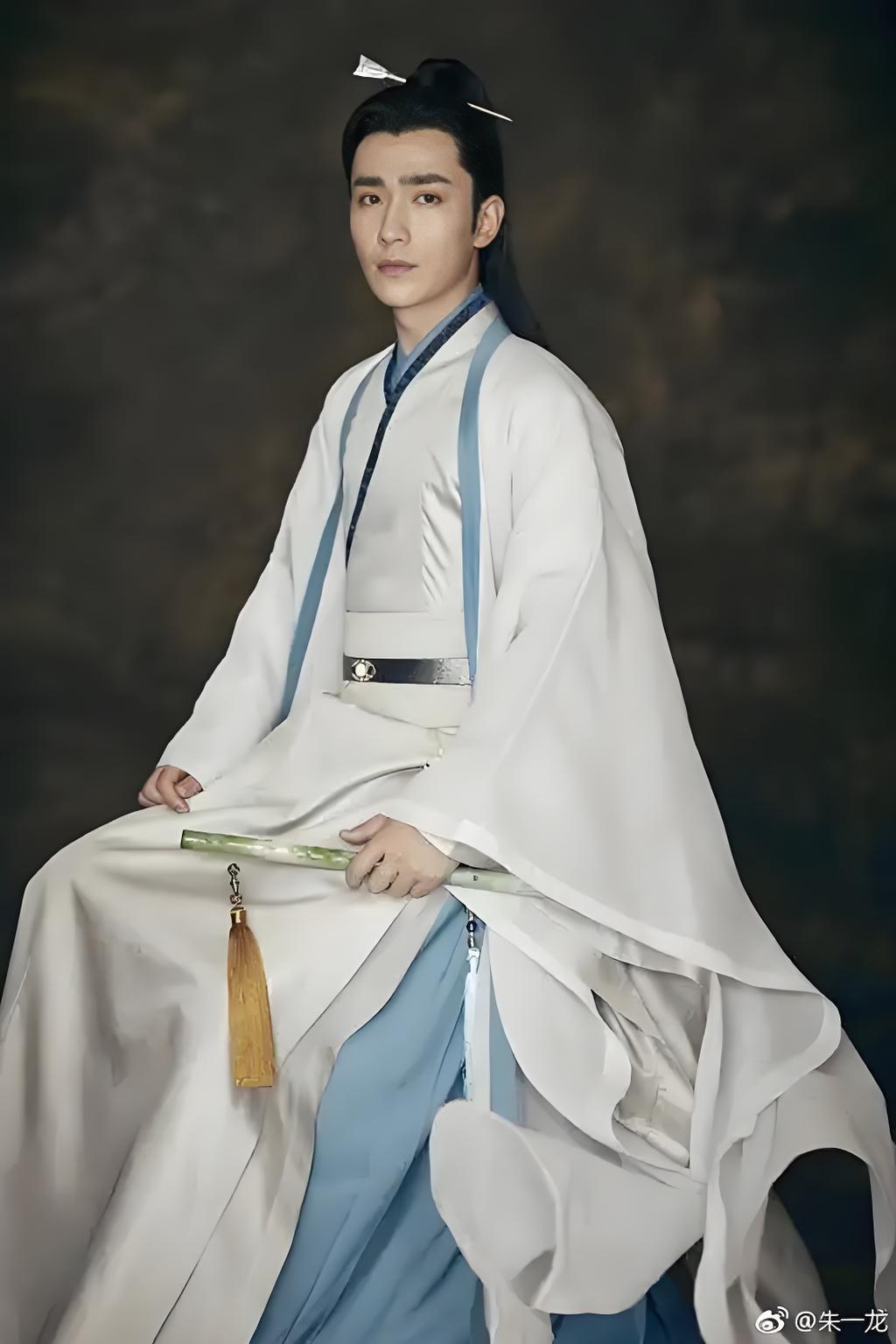 花开花谢,花落无声. 初见时,觉得他顽皮而且纨绔, 像个没长大的孩子