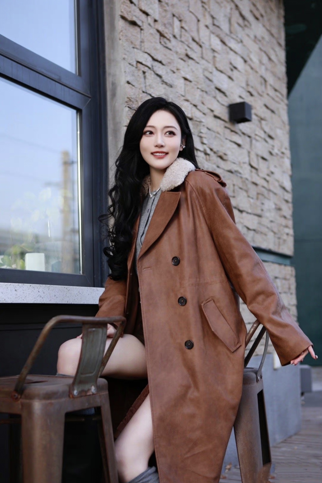 韩沐依身着棕色毛呢风衣,长发飘飘,展现独特魅力,从优雅知性到时尚