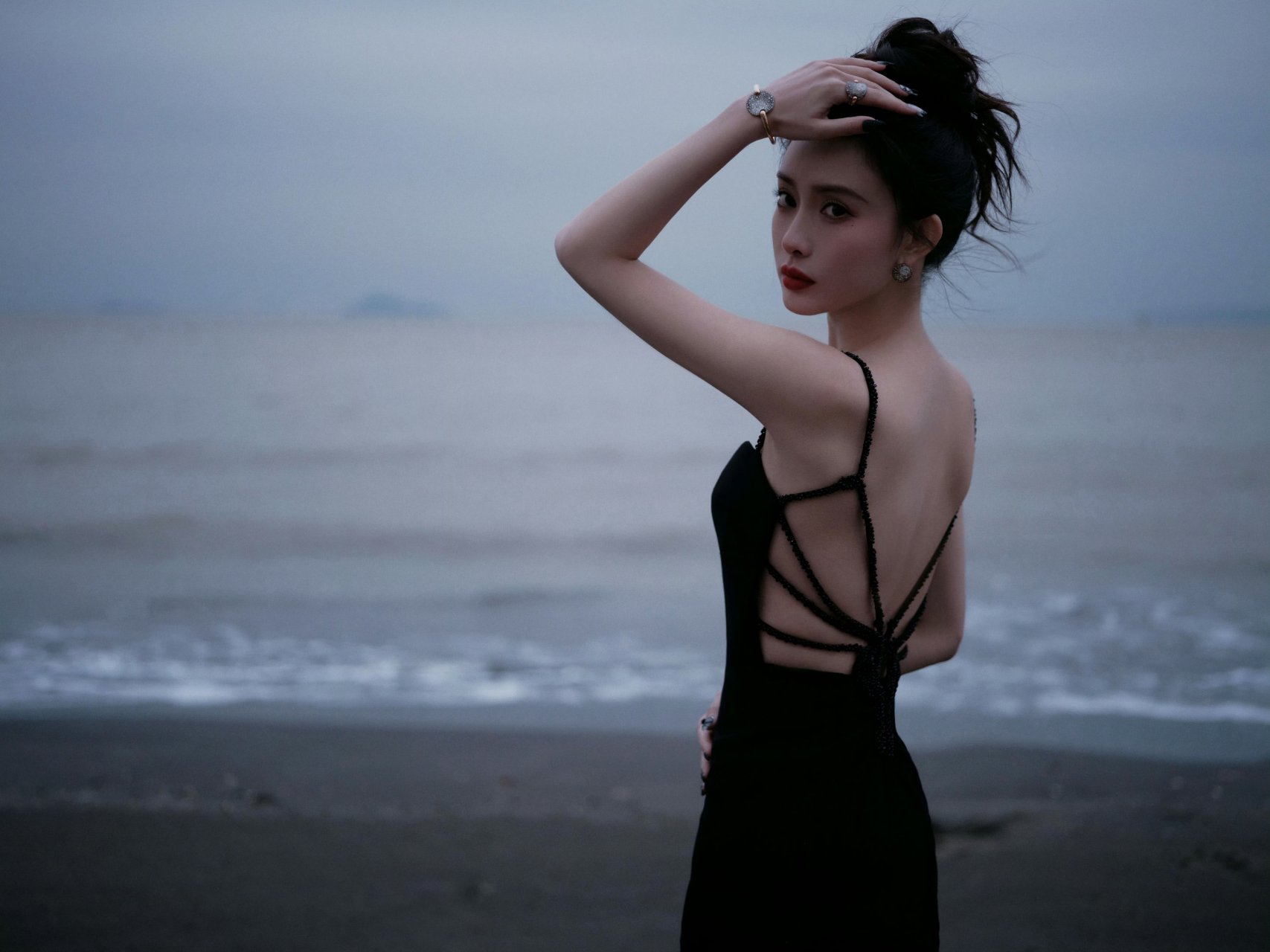 孟子义在海边打卡照,穿着黑色的露背装,展现了她的魅力.