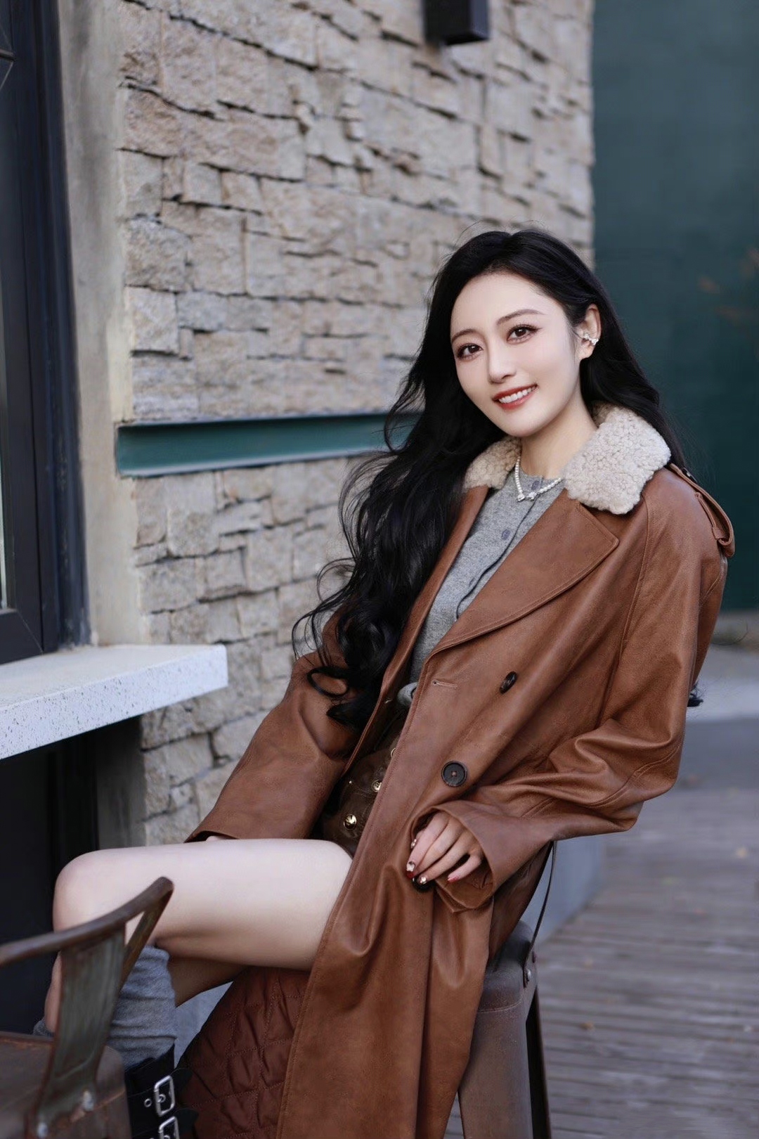 韩沐依身着棕色毛呢风衣,长发飘飘,展现独特魅力,从优雅知性到时尚