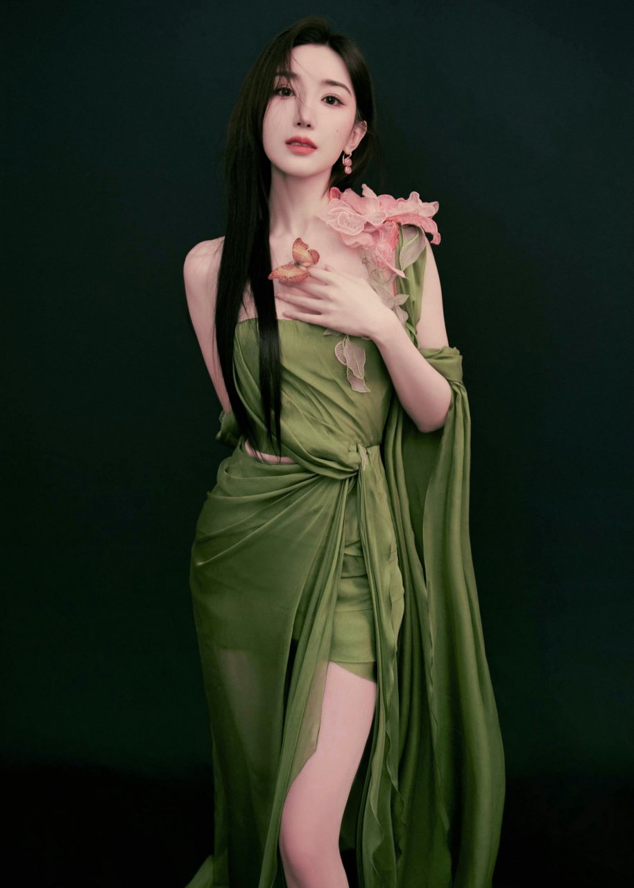 毛晓彤一袭绿色抹胸连衣裙优雅动人,肩上粉色花朵点缀清新脱俗,优雅